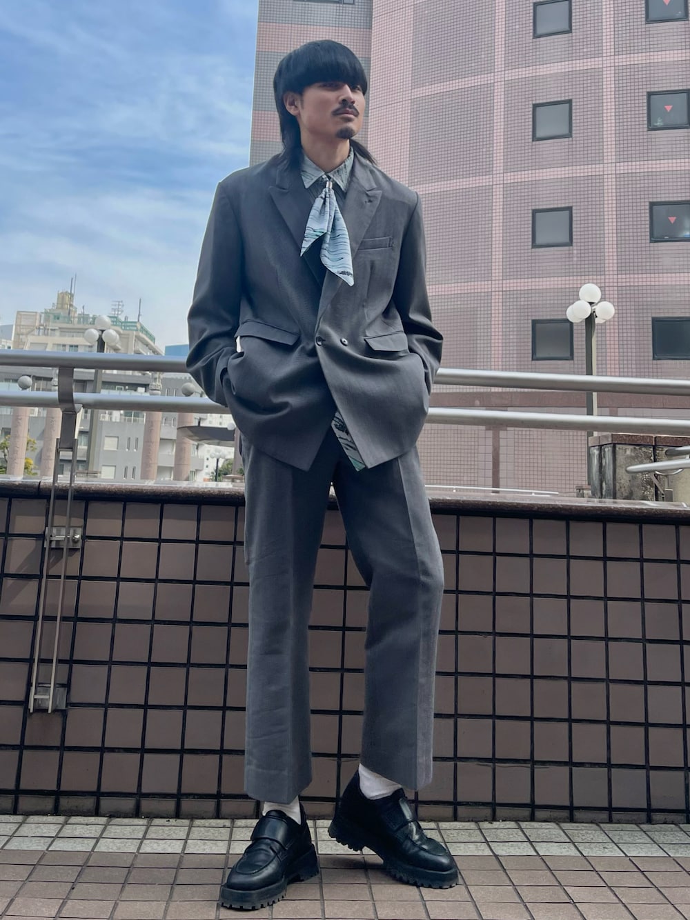 「卒業式、春コーデ、セットアップ、柄シャツ、スカーフ、厚底シューズ、グリーン、尾州、へリンボーン、HARE、ハレ」｜「HAREのウルシパターンシャツ(HARE)（シャツ/ブラウス、グリーン系）」を使った、はのやん@HAREラフォーレ原宿さん（メンズ・182cm）の春コーディネートの1枚目の写真