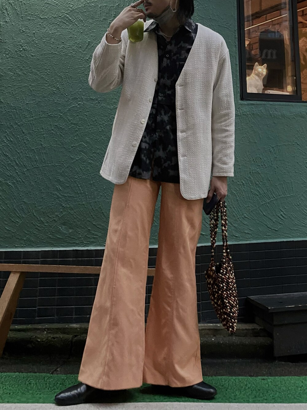 「秋のコーデ、秋コーデ、古着、カラーパンツ、フレアパンツ、ジャケット、HARE」｜「HAREのジャガードカーディゾン(HARE)（ブルゾン、ホワイト系）」を使った、はのやん@HAREラフォーレ原宿さん（メンズ・182cm）の秋コーディネートの1枚目の写真
