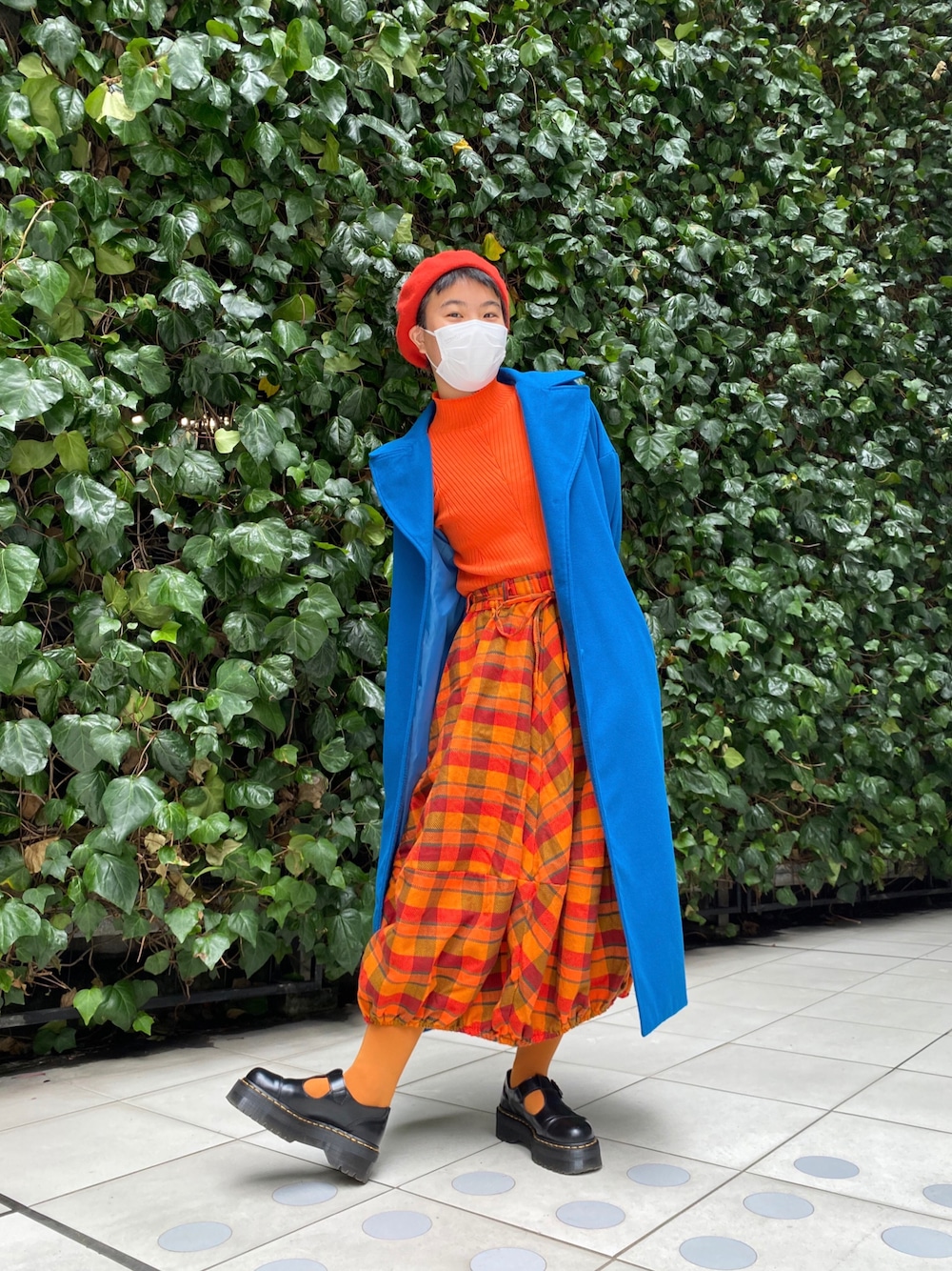 「チェック、コート、スカート、カジュアル、ブルー、ベレー帽、ハロウィン、カラーニット、オレンジ、カラーコート、秋服、秋、チェック柄に恋してる、wearhalloween2021、秋コーデ」｜「H&MのH&M - リブニットハイネックセーター - オレンジ（ニット/セーター、オレンジ系）」を使った、ｹﾞｿ   （相互◎）さん（レディース・162cm）の秋コーディネートの1枚目の写真