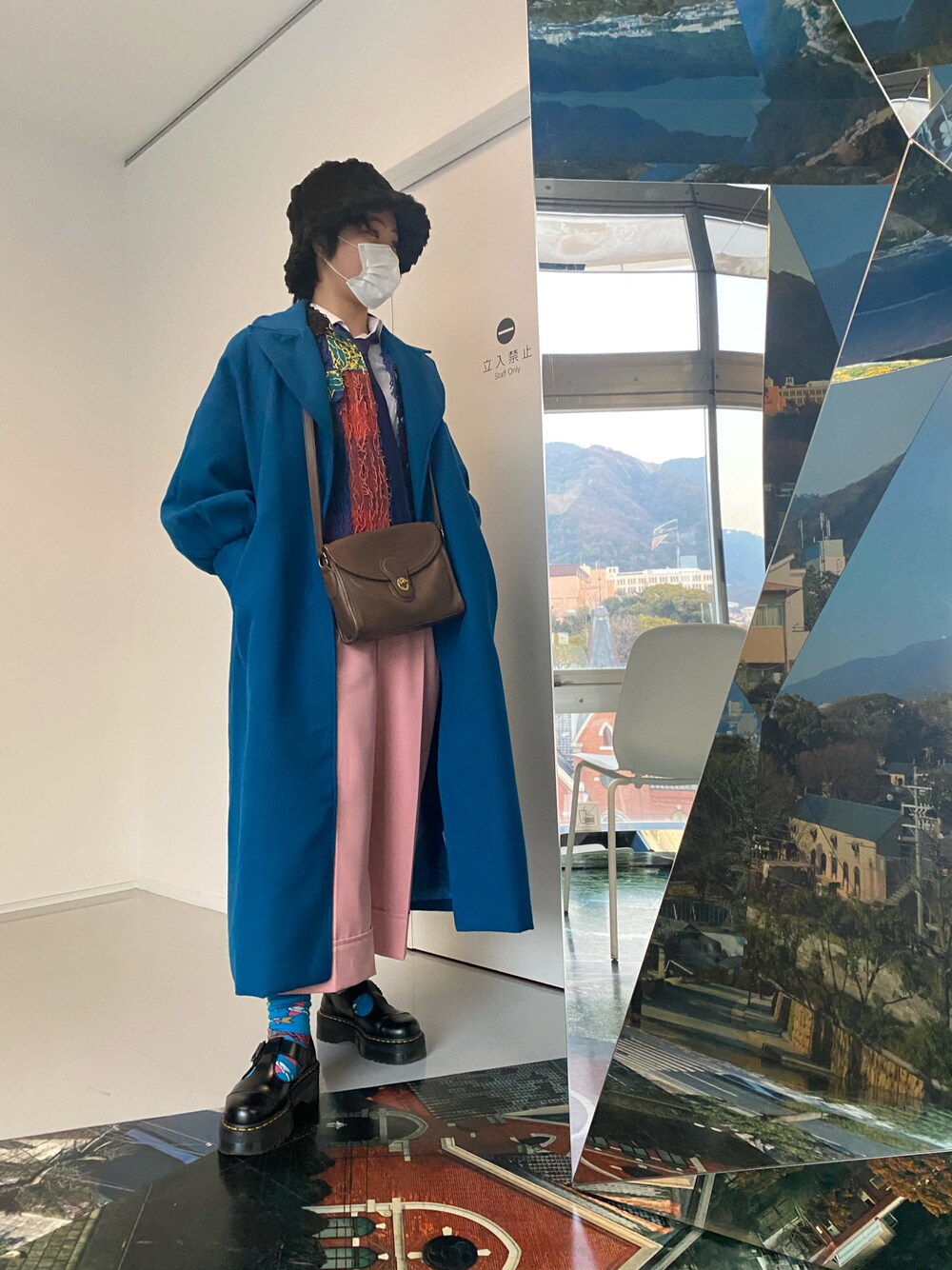 「きれいめカジュアル、美術館コーデ、ロングコート、大人カジュアル、ビッグシルエット、レイヤードスタイル、ネクタイ、厚底シューズ、春カラー、ピンクコーデ、ブルーコーデ、バケットハット、古着MIX、vintage」｜「Dr. Martensの《Dr.Martens》QUAD RETRO BETHAN POLLEY T-BAR MARY JANE SHOE ドクターマーチン クアッド レトロ ベッサン ポリー Tバー メリージェーン シューズ（ローファー、ブラック系）」を使った、ｹﾞｿ   （相互◎）さん（レディース・162cm）の冬コーディネートの1枚目の写真