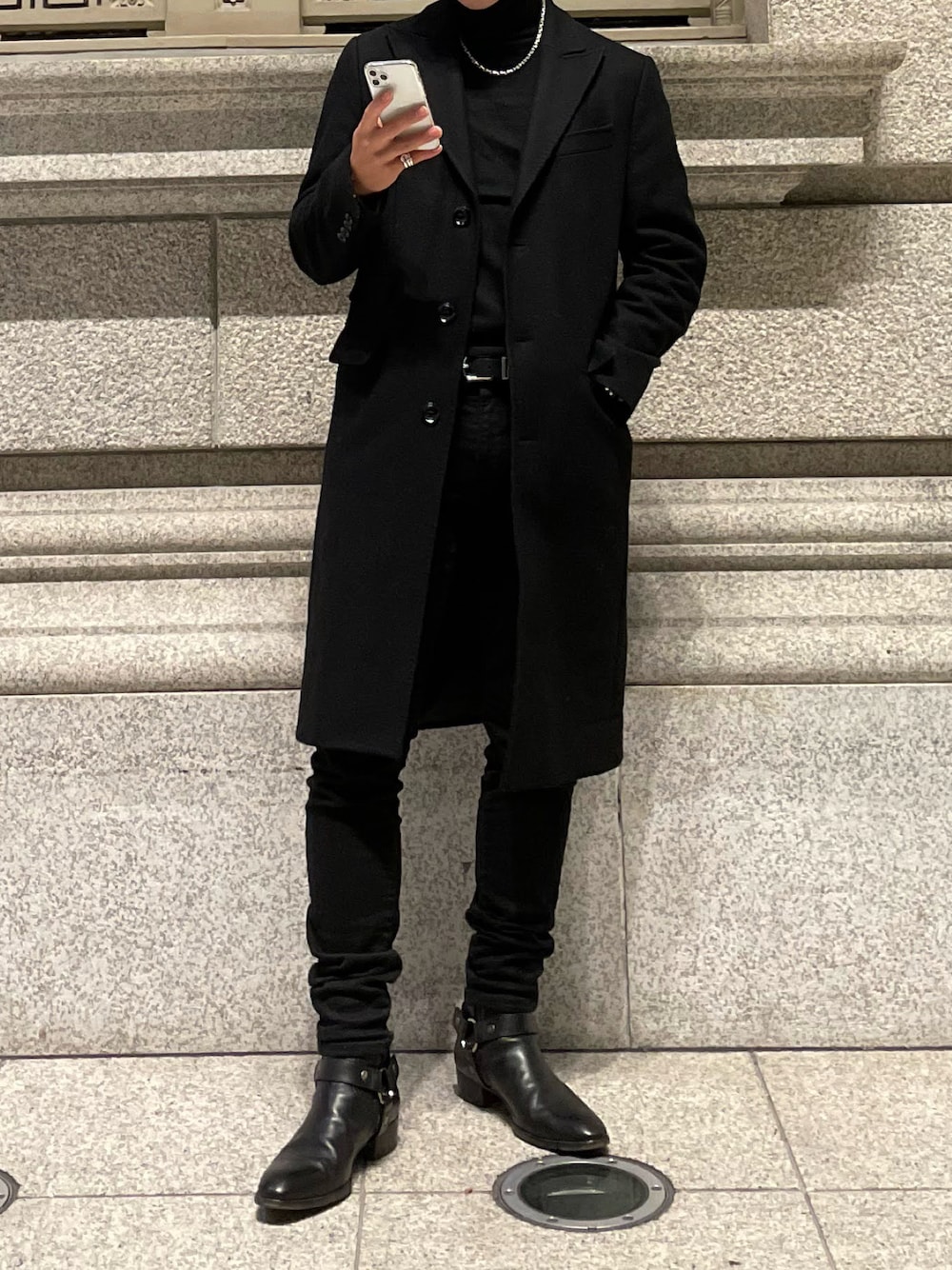 「モノトーン、シンプルスタイル、saint laurent paris、ZARA MAN」｜「ZARAのアイテム（チェスターコート、ブラック系）」を使った、Takuma さん（メンズ・175cm）の春コーディネートの1枚目の写真