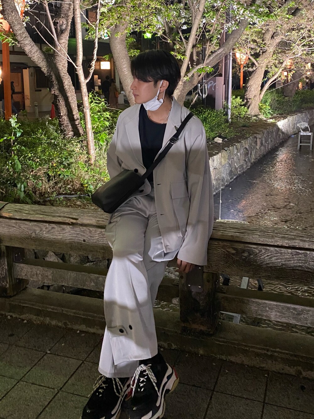 「春コーデ、おしゃれさんと繋がりたい、低身長、シンプル、HARE、BALENCIAGA、triples、スニーカー、ワントーンコーデ、モード」｜「HAREのユルノースリーブカットソー(HARE)（タンクトップ、ブラック系）」を使った、Mitsuさん（メンズ・168cm）の春コーディネートの1枚目の写真