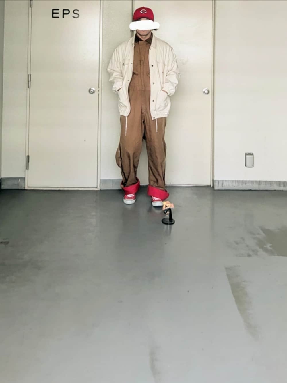 「冬コーデ、メンズファッション、お洒落さんとつながりたい、今日のコーデ、大人カジュアル、つなぎ、USA、カープ男子、キルティング、古着、古着MIX、古着コーデ、古着好きな人と繋がりたい、鬼滅の刃、キャップ」｜「鬼滅のアイテム（フィギュア、イエロー系）」を使った、kazuhiroさん（メンズ・176cm）の冬コーディネートの1枚目の写真