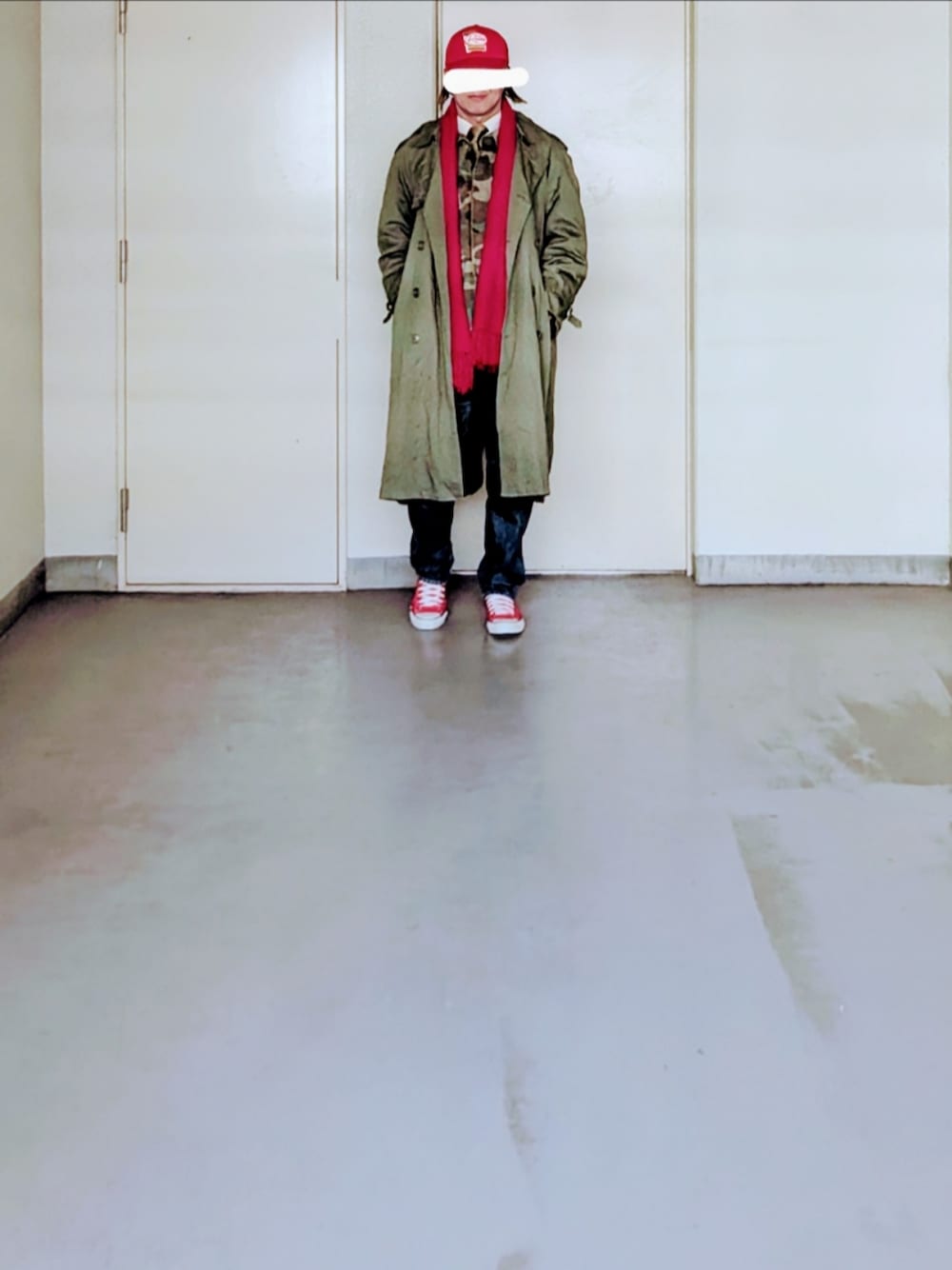 「メンズファッション、お洒落さんとつながりたい、今日のコーデ、大人カジュアル、休日コーデ、イヴサンローラン、トレンチコート、デニム、リーバイス、リーバイス505、古着、古着コーデ、古着好きな人と繋がりたい、古着屋、burberry」｜「CONVERSEのアイテム（スニーカー、レッド系）」を使った、kazuhiroさん（メンズ・176cm）の冬コーディネートの1枚目の写真