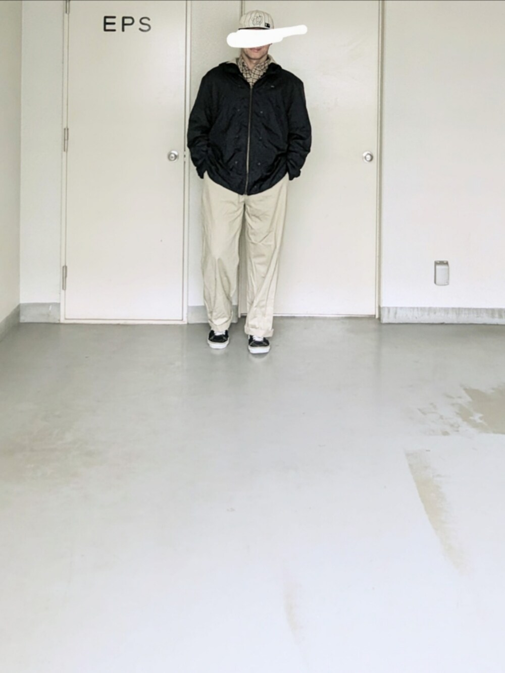 「メンズファッション、オーバーサイズ、お洒落さんとつながりたい、LACOSTE、ナイロンジャケット、ナイロン、チノパン、チノパンツ、ニューエラ、キャップ、古着、古着コーデ、古着MIX、guess、今日のコーデ」｜「adidasのアイテム（スニーカー、ホワイト系）」を使った、kazuhiroさん（メンズ・176cm）の秋コーディネートの1枚目の写真