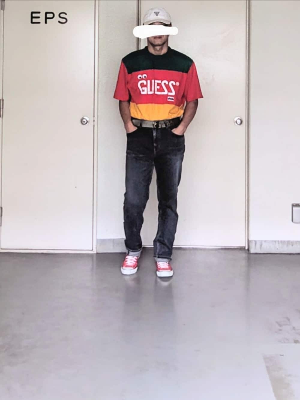 「GUESS、guess、Tシャツ×デニム、キャップ、派手、派手柄、デニム、デニムパンツ、Tシャツ、コンバース オールスター、コンバース」｜「Guessのアイテム（デニムパンツ、ブルー系）」を使った、kazuhiroさん（メンズ・176cm）の夏コーディネートの1枚目の写真