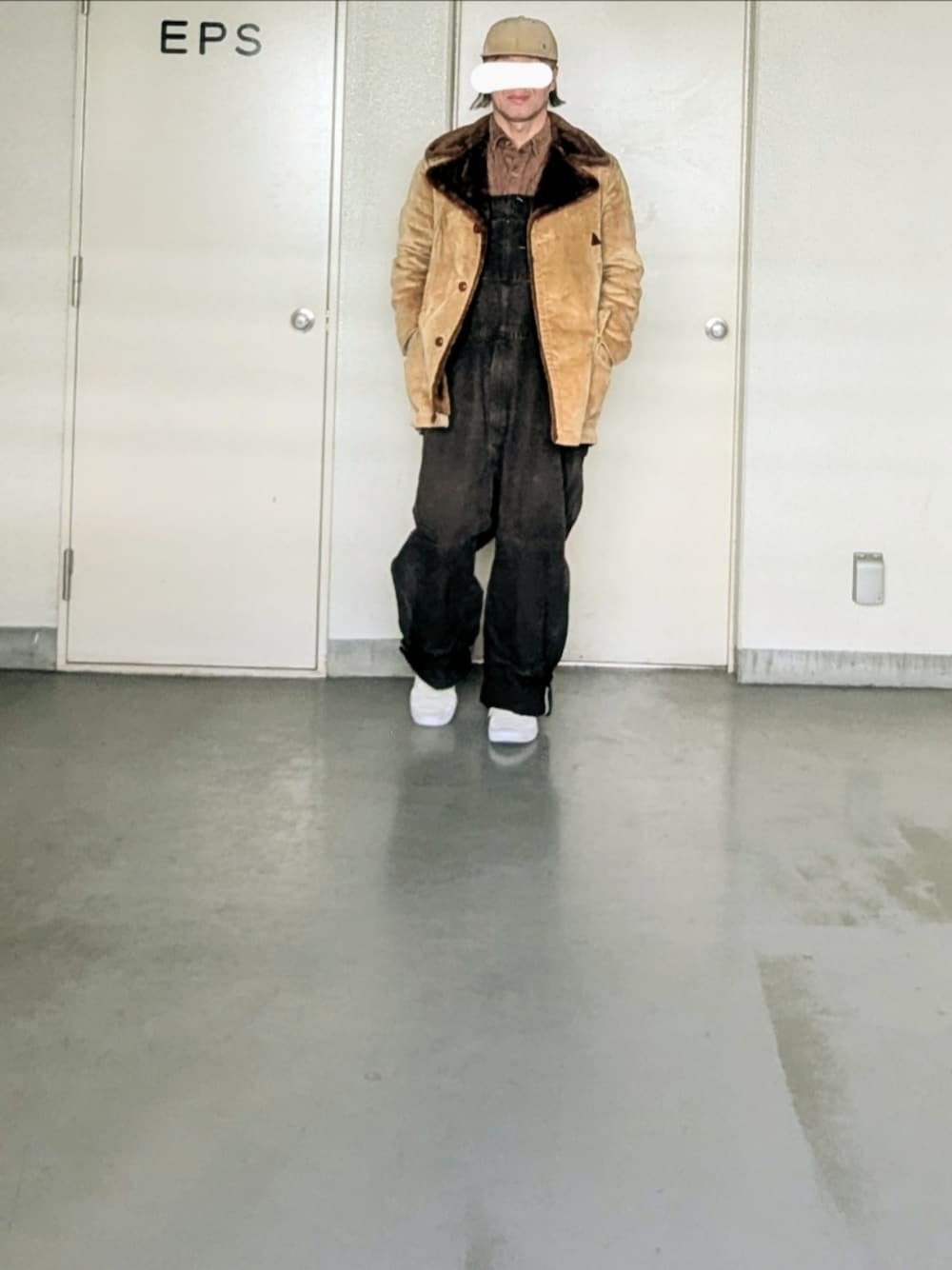 「冬コーデ、メンズファッション、お洒落さんとつながりたい、今日のコーデ、大人カジュアル、carhartt、オーバーオール、サロペット、ブラウン、ブラウンコーデ、古着、古着MIX、キャップ、ムートンコート、古着好きな人と繋がりたい」｜「VANSのアイテム（スニーカー、ホワイト系）」を使った、kazuhiroさん（メンズ・176cm）の冬コーディネートの1枚目の写真
