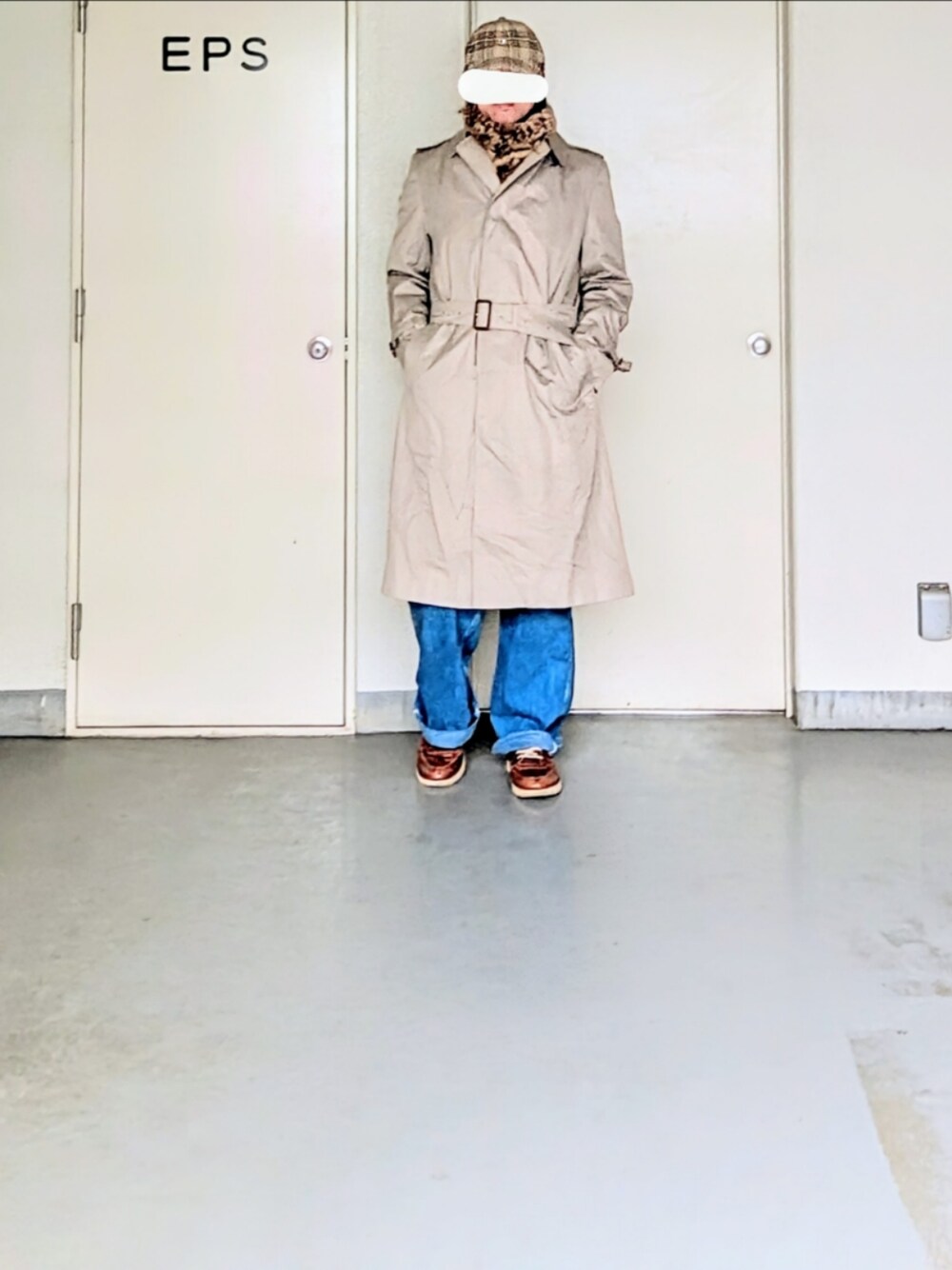 「真冬のあったかスタイル、マフラーぐるぐる、メンズファッション、お洒落さんとつながりたい、今日のコーデ、大人カジュアル、休日コーデ、トレンチコート、トレンチコート×デニム、ロングコート、ベージュ、ベージュコーデ、チャンピオン、古着、キャップ」｜「USEDのアイテム（ドレスシューズ、ブラウン系）」を使った、kazuhiroさん（メンズ・176cm）の冬コーディネートの1枚目の写真