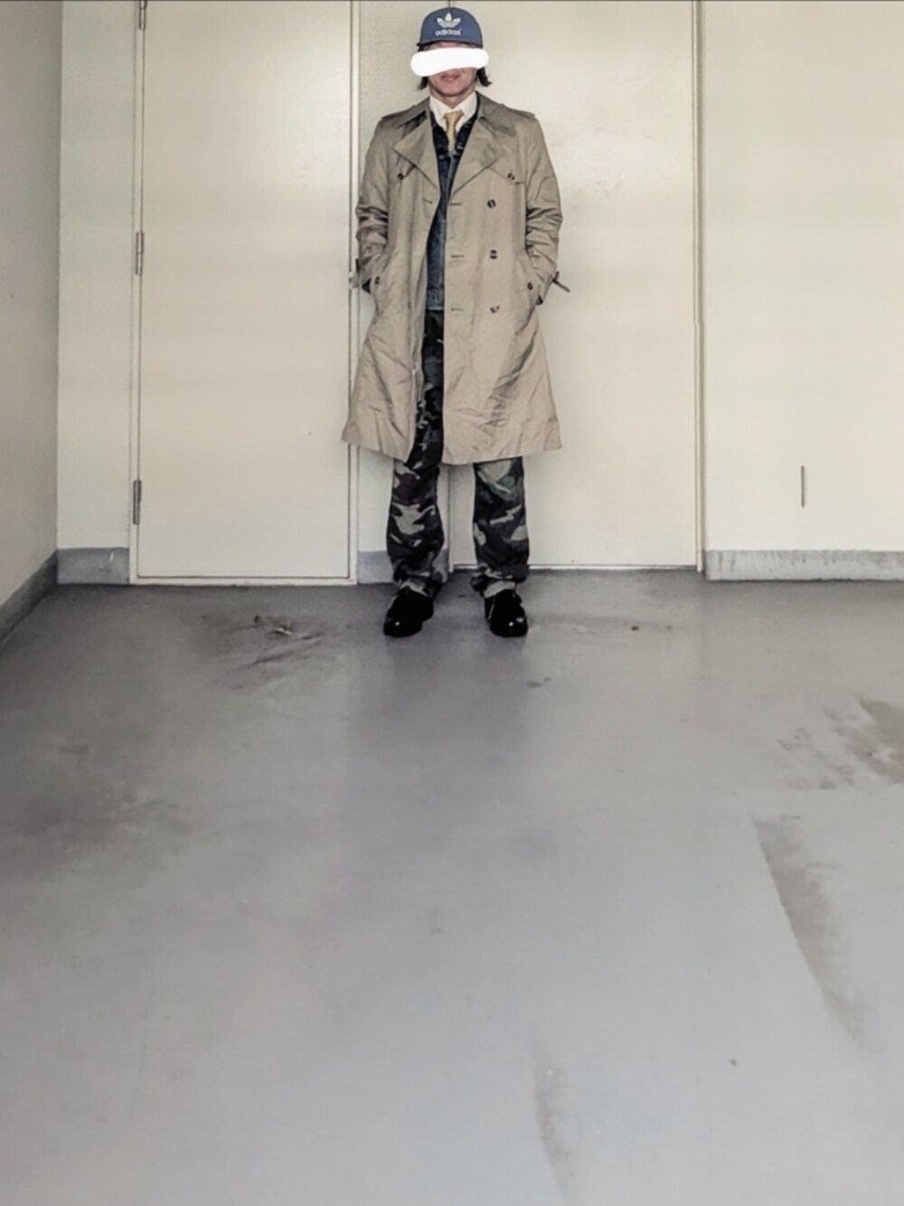 「メンズファッション、お洒落さんとつながりたい、今日のコーデ、大人カジュアル、トレンチコート、ベージュ、ベージュコーデ、迷彩、迷彩パンツ、アディダス、古着、クリスチャンディオール、ネクタイ、ネクタイコーデ、デニムジャケット」｜「USEDのアイテム（ドレスシューズ、ブラック系）」を使った、kazuhiroさん（メンズ・176cm）の冬コーディネートの1枚目の写真