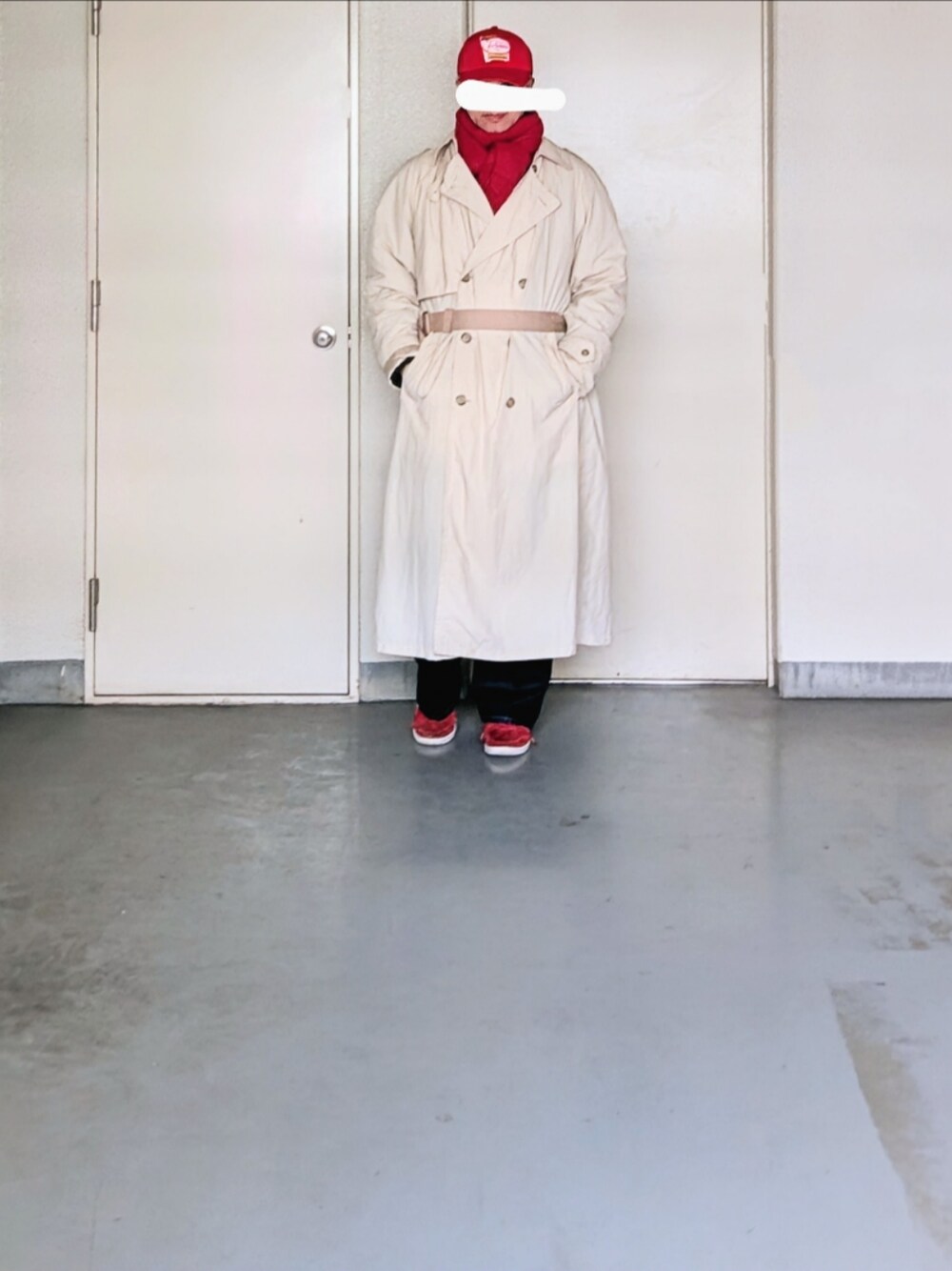 「真冬のあったかスタイル、メンズファッション、お洒落さんとつながりたい、今日のコーデ、大人カジュアル、トレンチコート、コート、ベージュ、デニム、古着、古着MIX、古着コーデ、キャップ、オーバーサイズ、リーバイス」｜「NEW BALANCEのアイテム（スニーカー、レッド系）」を使った、kazuhiroさん（メンズ・176cm）の冬コーディネートの1枚目の写真
