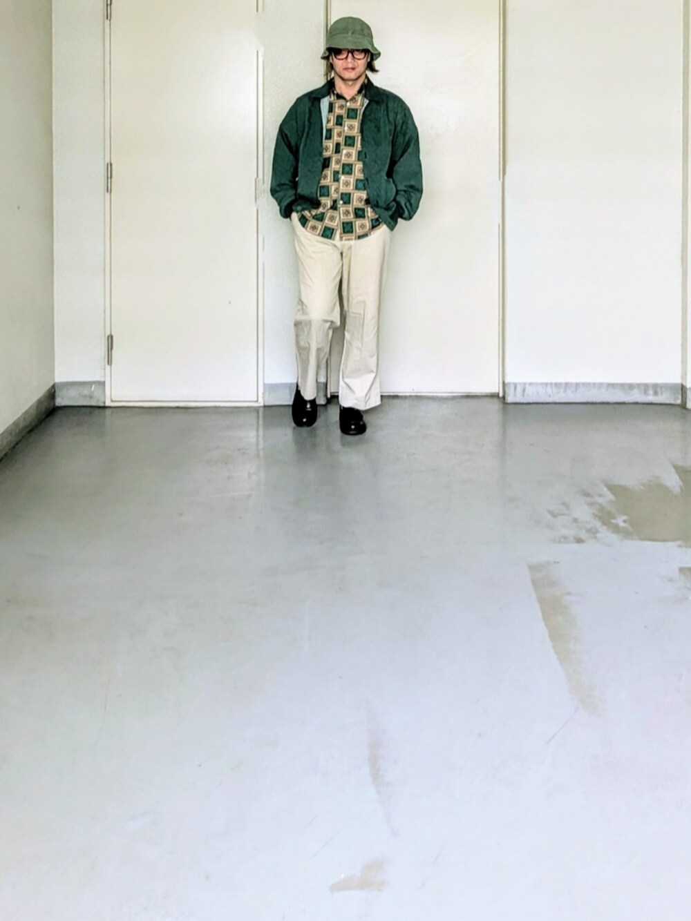「サングラス、メンズファッション、お洒落さんとつながりたい、今日のコーデ、大人カジュアル、休日コーデ、グリーン、グリーンコーデ、グリーンシャツ、古着、古着コーデ、古着好きな人と繋がりたい、古着屋、古着男子、ハット」｜「USEDのアイテム（ローファー、ブラック系）」を使った、kazuhiroさん（メンズ・176cm）の春コーディネートの1枚目の写真