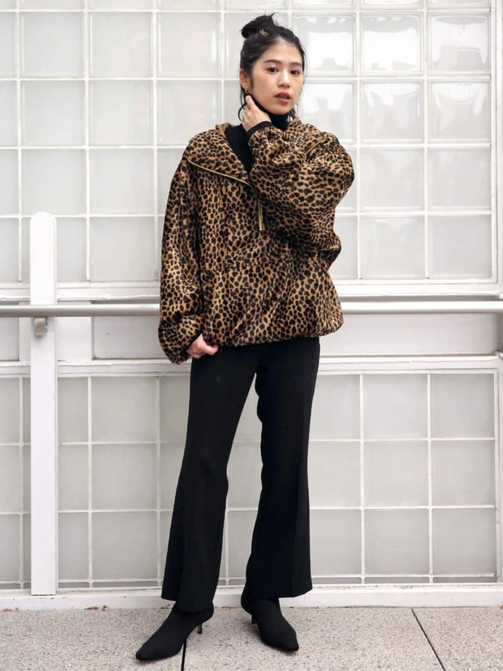 ブラウン系のその他アウター、ブラック系のニット/セーター、ブラック系のブーツを着用したレディースの秋コーディネートの1枚目の写真