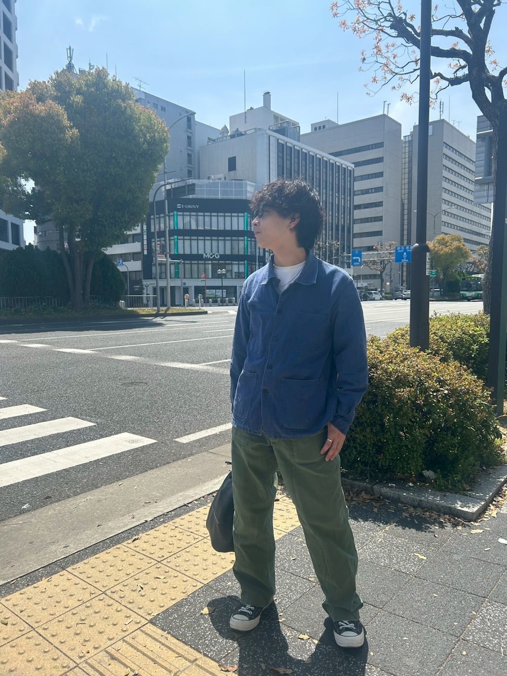 「春めき満開コーデ、ハンドバッグ、フレンチワークジャケット、フレンチワーク、ベーカーパンツ、古着コーデ、フォローしていただけたら嬉しいです♡、デニムシャツ、きれいめカジュアル、おしゃれさんと繋がりたい、ファッションを楽しもう、ストリートコーデ、古着」｜「VINTAGEのアイテム（その他パンツ、グリーン系）」を使った、KOさん（メンズ・163cm）の春コーディネートの1枚目の写真