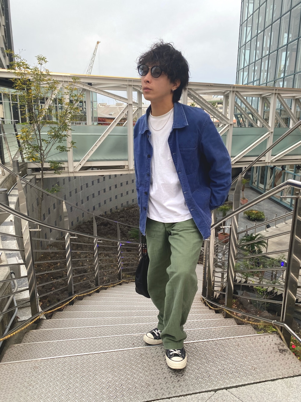 「春めき満開コーデ、ショルダーバッグ、デニムシャツ、メンズファッション、きれいめカジュアル、おしゃれさんと繋がりたい、おでかけコーデ、ファッションを楽しもう、シルバーアクセサリー、ベイカーパンツ、フレンチワークジャケット、ワークジャケット、フレンチワーク、古着、古着コーデ」｜「VINTAGEのアイテム（デニムジャケット、ブルー系）」を使った、KOさん（メンズ・163cm）の春コーディネートの1枚目の写真