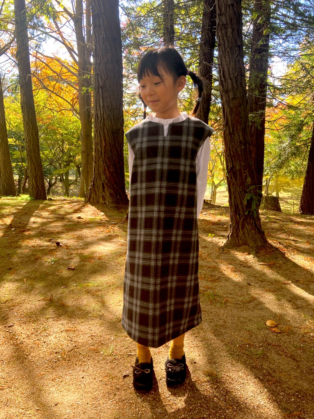 「チェック、キッズ、キッズコーデ、キッズファッション、ワンピース」｜「GUのアイテム（モカシン/デッキシューズ、ブラック系）」を使った、しずくさん（キッズ・121cm）の秋コーディネートの1枚目の写真
