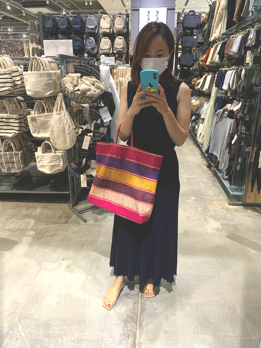 「今日のコーデ、オトナカジュアル、シンプルスタイル、ワンピース」｜「agnes b.のMX02-03 ラフィアトートバッグ（トートバッグ、ピンク系）」を使った、marimmtさん（レディース・155cm）の秋コーディネートの1枚目の写真