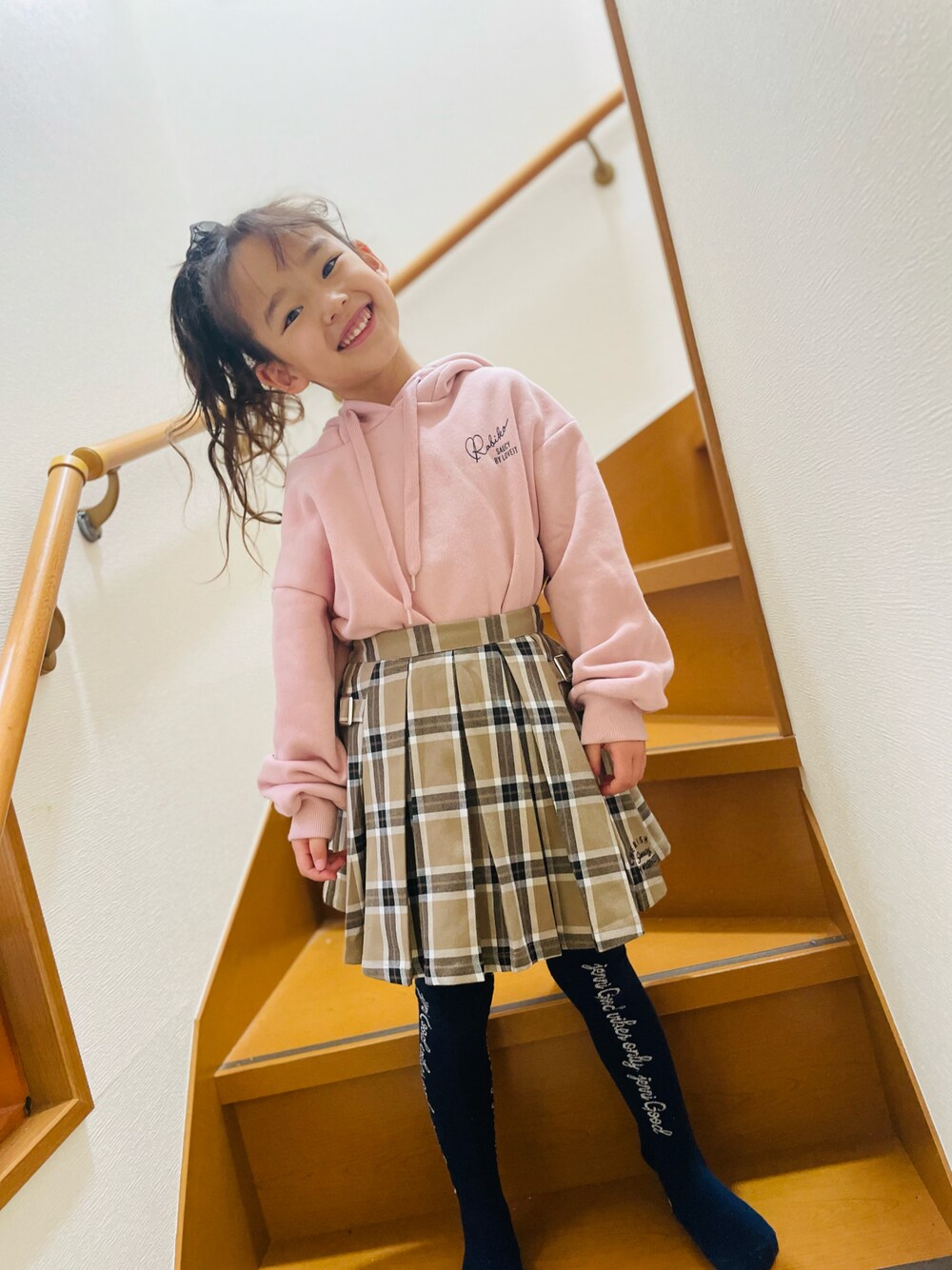 「バイラビット、by loveit、小学校コーデ、小学校」｜「by LOVEiTのクマ耳プルオーバー（パーカー、ピンク系）」を使った、一姫二太郎★★さん（キッズ・110cm）の春コーディネートの1枚目の写真