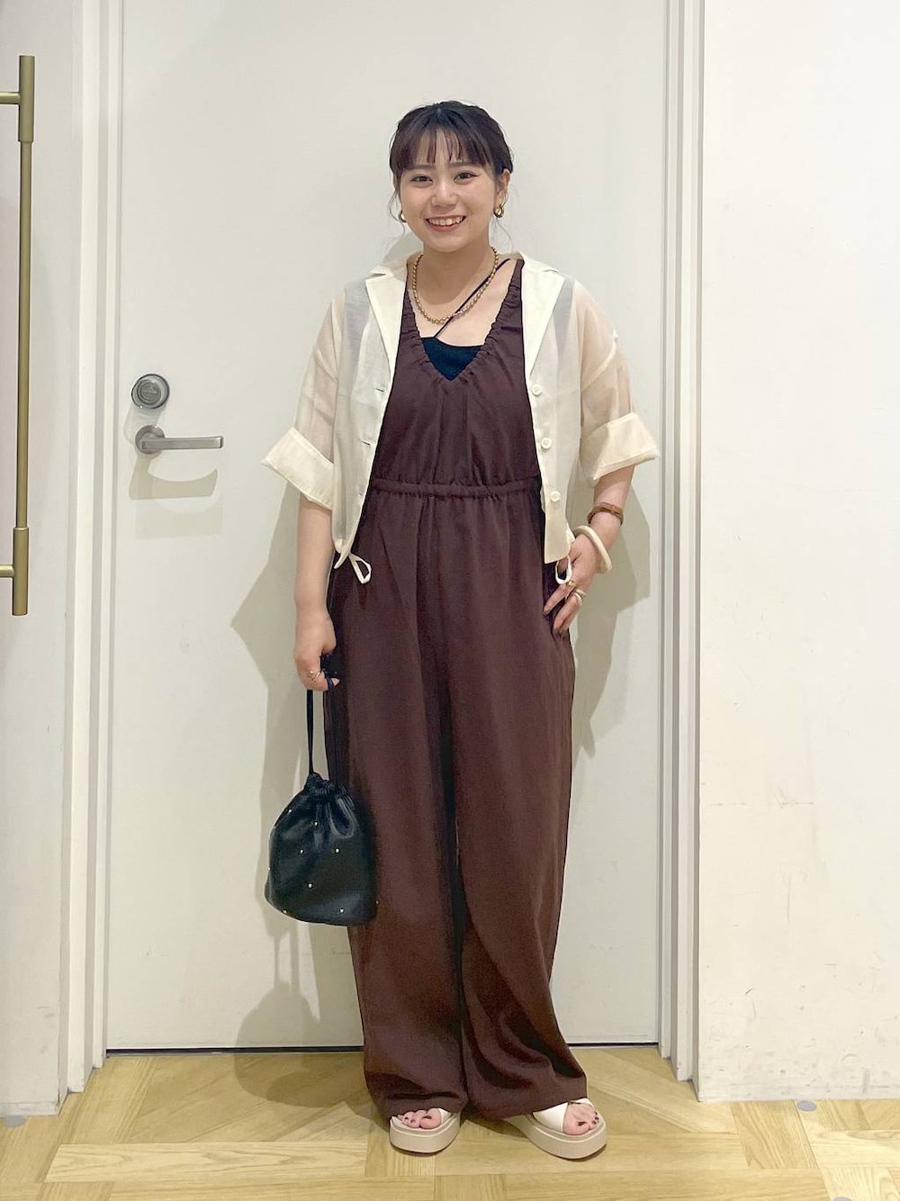 「体型カバー、カジュアル、低身長、ローリーズスタイル_LOWRYS FARM、LOWRYS FARM、大人女子カジュアル_LOWRYS FARM、大人カジュアル、夏コーデ」｜「LOWRYS FARMのシアーショートシャツＳＳ＊ 103376（シャツ/ブラウス、ホワイト系）」を使った、ayaさん（レディース・153cm）の夏コーディネートの1枚目の写真