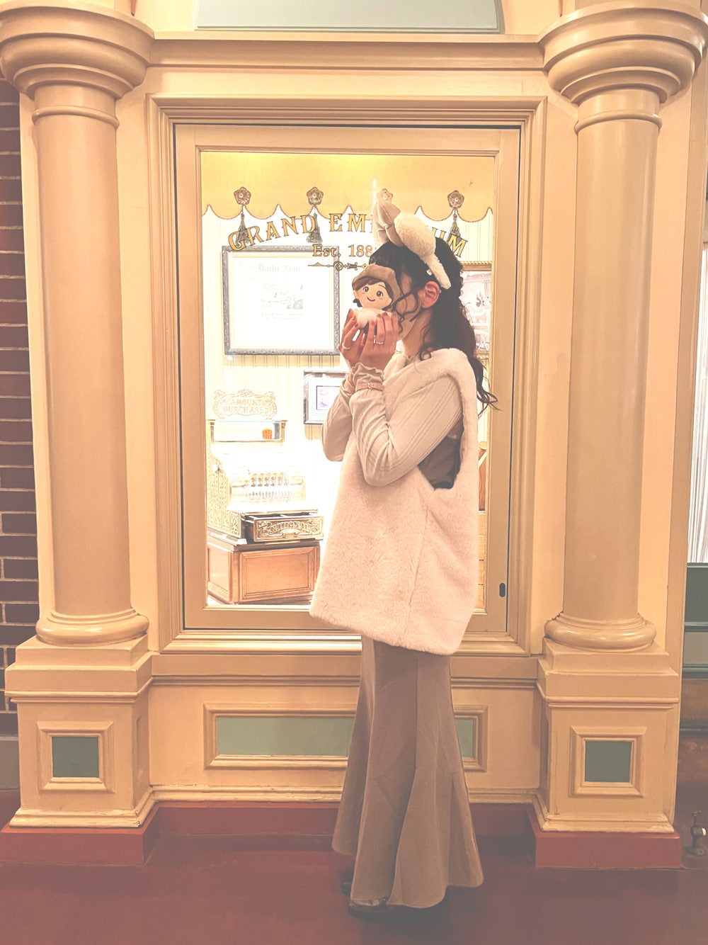 「ディズニー、ディズニーコーデ、ディズニーランド、futierland、マーメイドスカート、マーメイドワンピース、キャミワンピ、グレージュ、ファーベスト、ファー小物、しまむら、helm、淡色女子、淡色コーデ、プチプラ」｜「しまむらのアイテム（Tシャツ/カットソー、ホワイト系）」を使った、a-chan*さん（レディース・155cm）の秋コーディネートの1枚目の写真