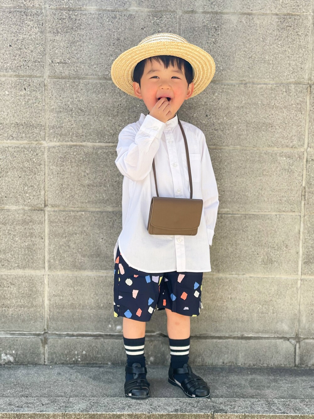 ホワイト系のシャツ/ブラウス、ブラウン系のバッグ、その他のパンツを着用したキッズの春コーディネートの1枚目の写真