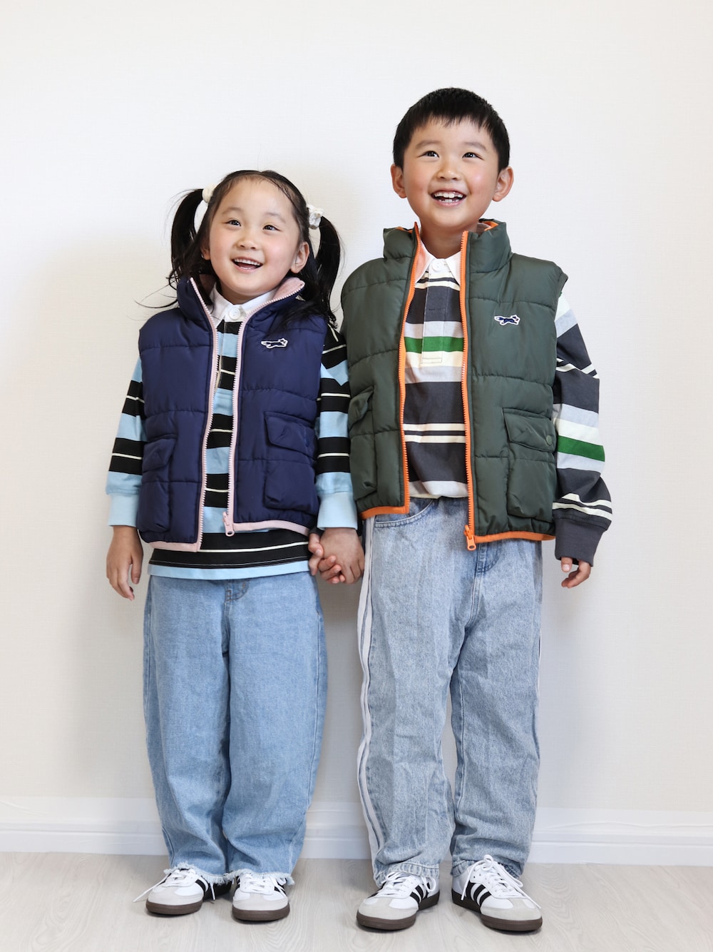 ホワイト系のスニーカー、ホワイト系のスニーカー、ブルー系のTシャツ/カットソーを着用したキッズの秋コーディネートの1枚目の写真