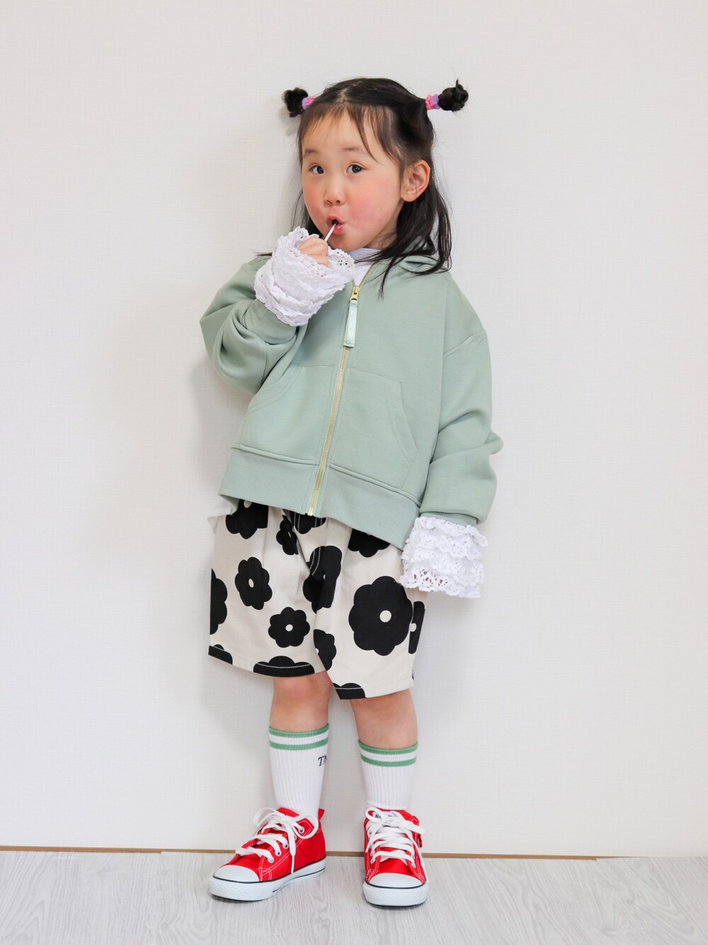 「春のNewスタイル、ショートパンツ、レイヤードスタイル、パステルカラー、スニーカー、春コーデ、春色、パーカー、お出かけコーデ、休日スタイル、カジュアルコーデ、韓国子供服」｜「ikkaの【親子おそろい】GOKU楽 裾レイヤードダンボールジップパーカー（120~160cm）（パーカー、グリーン系）」を使った、yuto@airiさん（キッズ・90cm）の春コーディネートの1枚目の写真