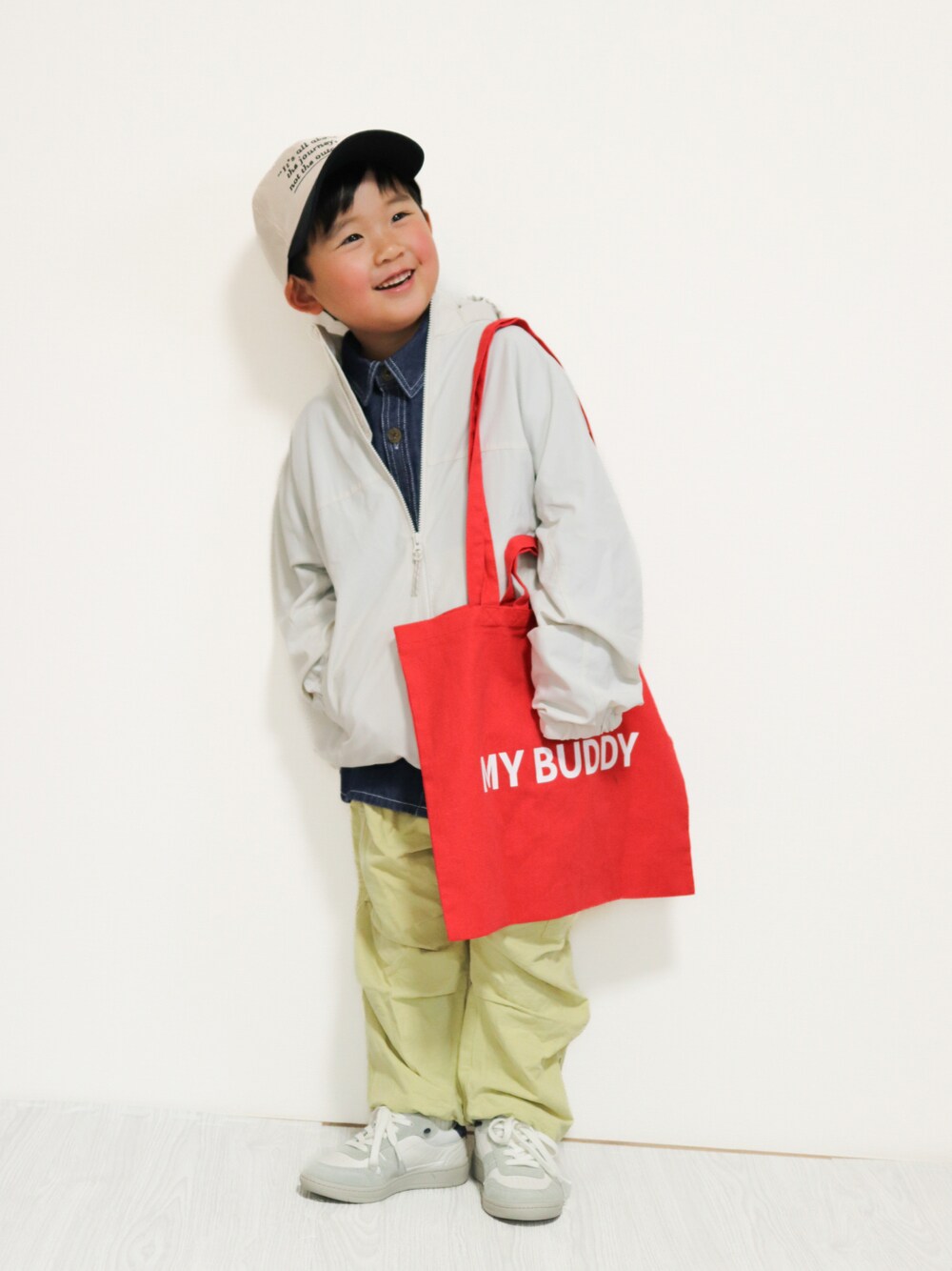 ホワイト系のジャケット/アウター、ブルー系のシャツ/ブラウス、イエロー系のカーゴパンツを着用したキッズの春コーディネートの1枚目の写真