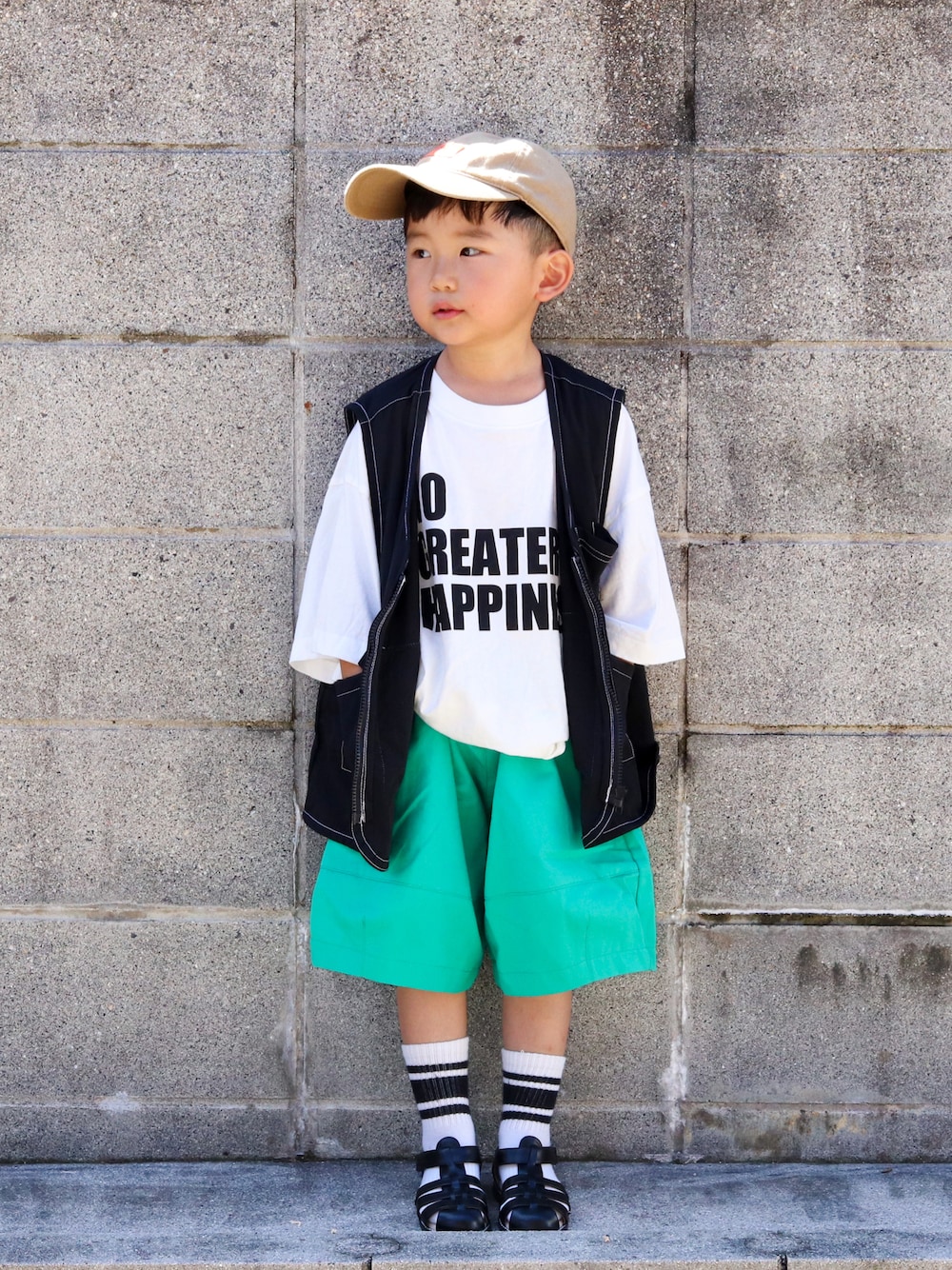 ホワイト系のTシャツ/カットソー、ブラック系のベスト、グリーン系のその他パンツを着用したキッズの夏コーディネートの1枚目の写真