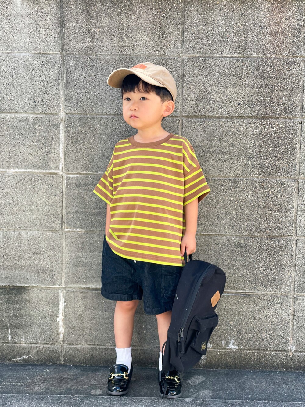 ブラウン系のTシャツ/カットソー、ブルー系のデニムパンツ、ブラック系のローファーを着用したキッズの夏コーディネートの1枚目の写真