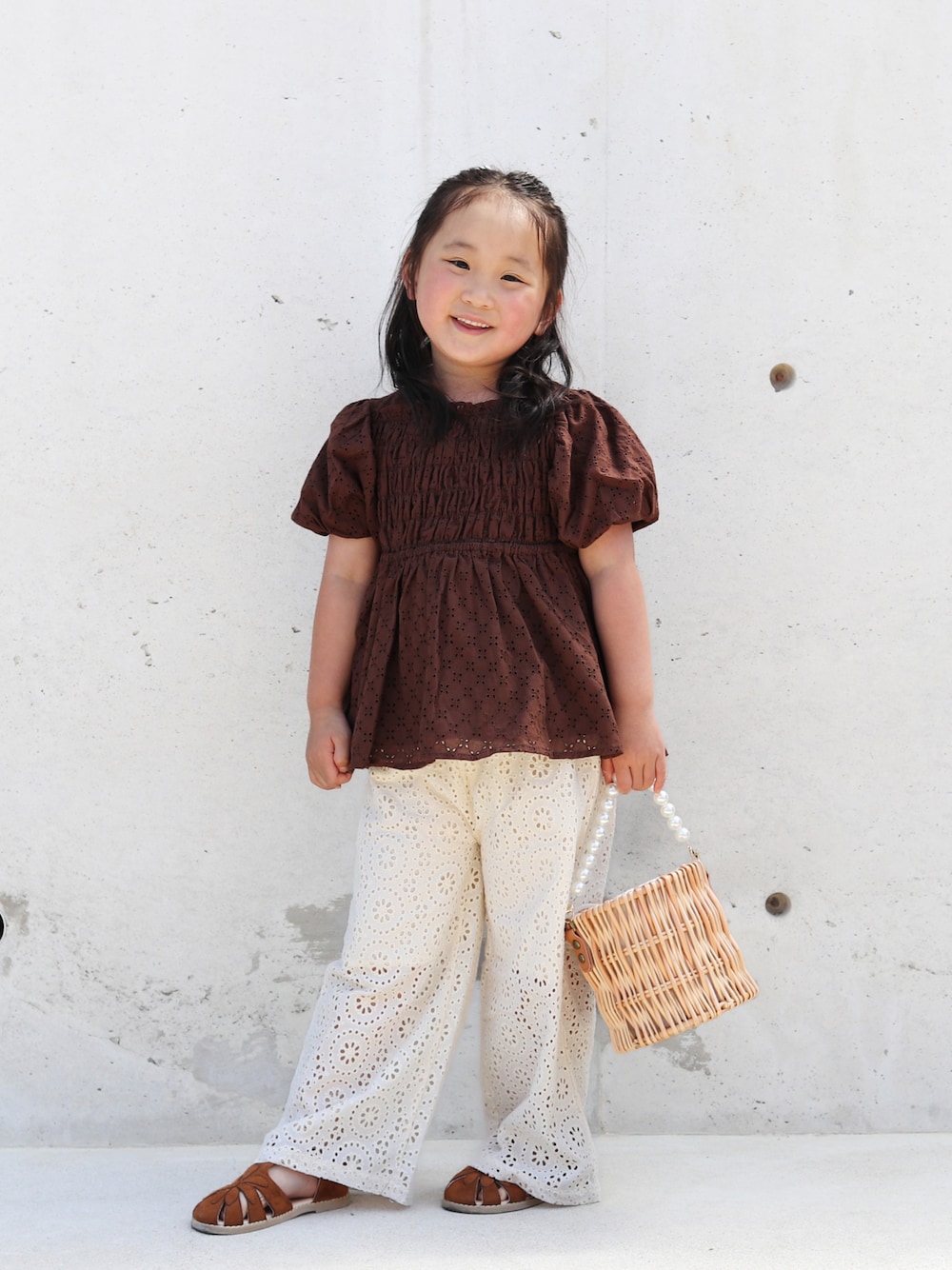 ブラウン系のシャツ/ブラウス、ホワイト系のその他パンツ、イエロー系のサンダルを着用したキッズの夏コーディネートの1枚目の写真