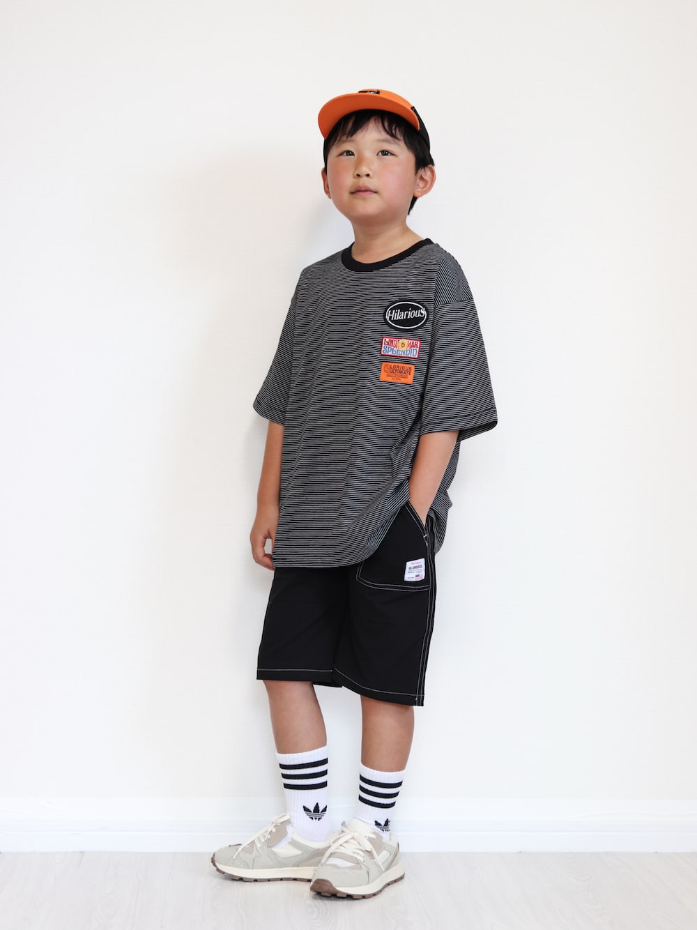ブラック系のその他パンツ、ブルー系のTシャツ/カットソー、ベージュ系のスニーカーを着用したキッズの夏コーディネートの1枚目の写真