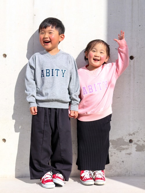 ABITYカレッジロゴ刺しゅう Vネックガゼットつき 薄手トレーナー