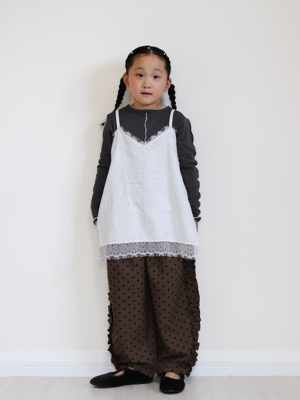 ホワイト系のTシャツ/カットソー、ブラウン系のその他パンツ、ブラウン系のシューズを着用したキッズの秋コーディネートの1枚目の写真