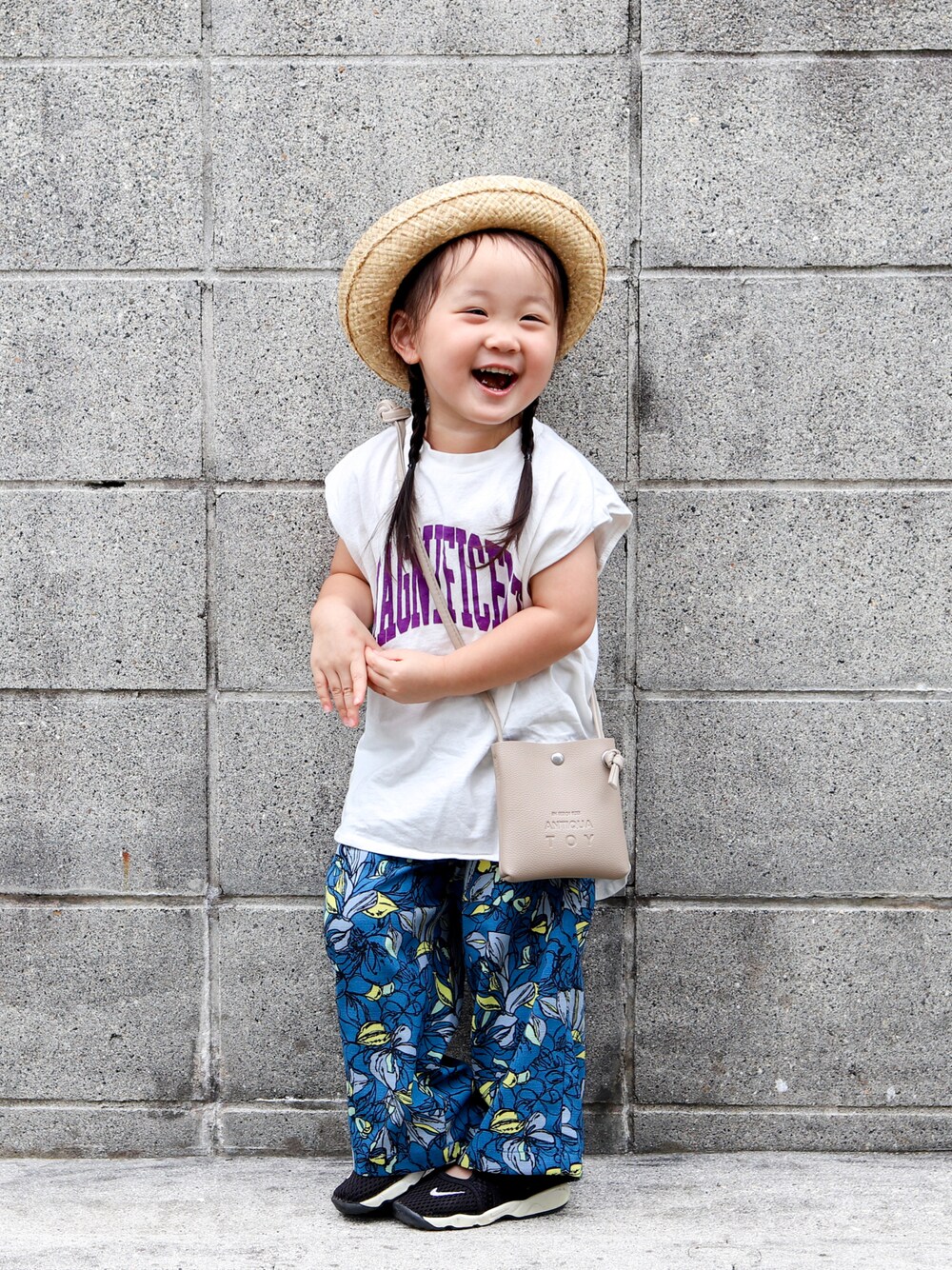 ホワイト系のTシャツ/カットソー、ブルー系のその他パンツ、ブラック系のスニーカーを着用したキッズの夏コーディネートの1枚目の写真