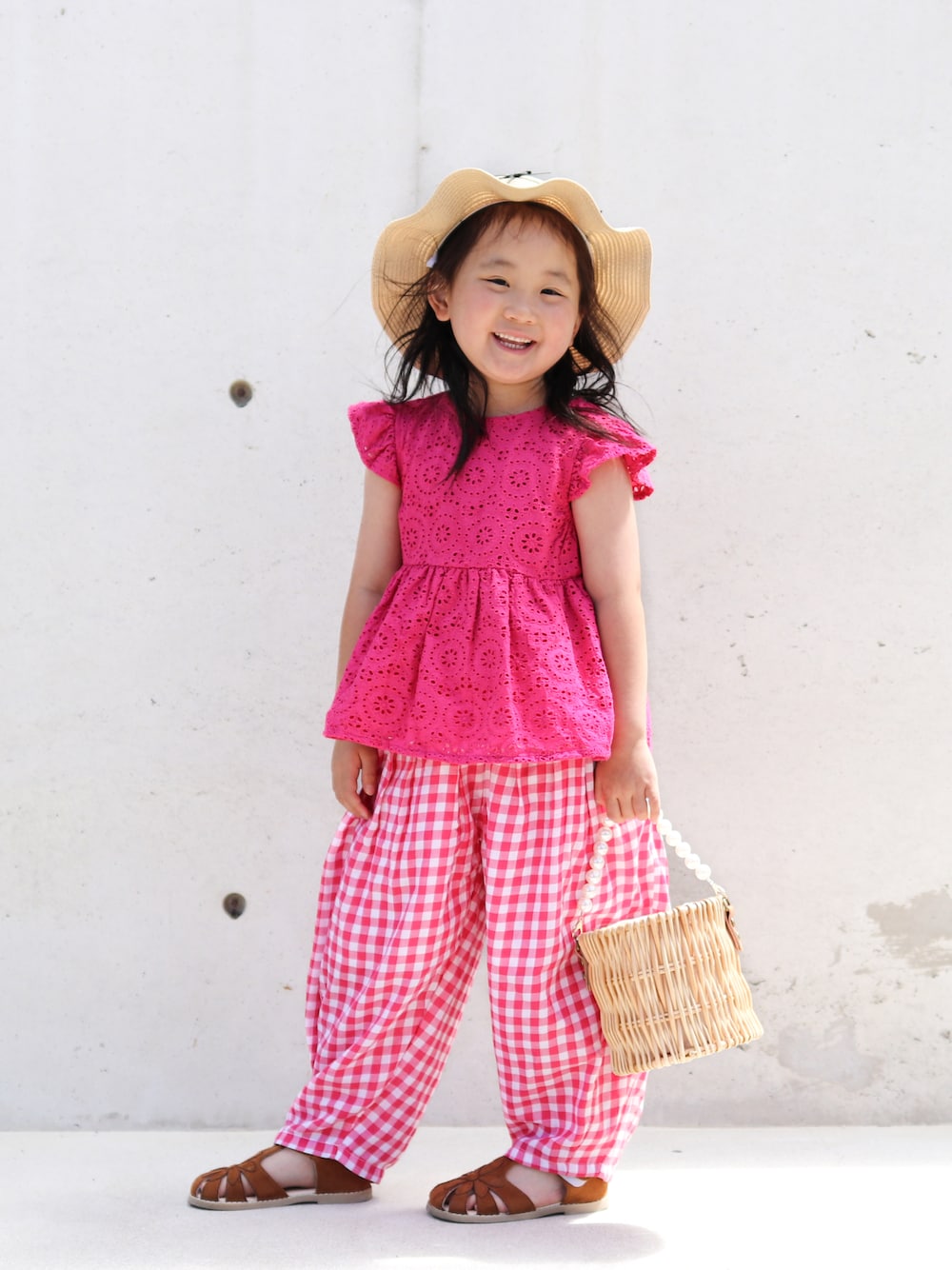 その他のかごバッグ、イエロー系のサンダル、ピンク系のシャツ/ブラウスを着用したキッズの夏コーディネートの1枚目の写真