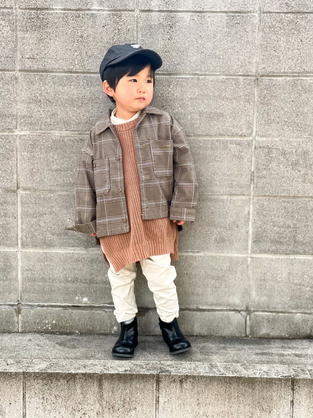 ブラウン系のジャケット/アウター、ホワイト系のシャツ/ブラウス、ブラウン系のベストを着用したキッズの春コーディネートの1枚目の写真