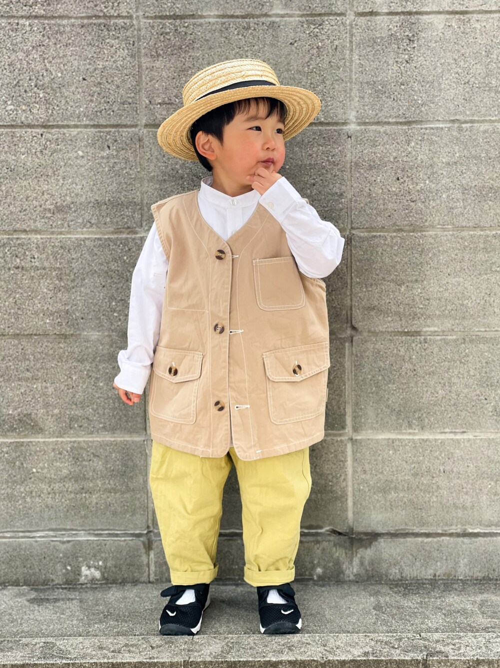 ホワイト系のシャツ/ブラウス、ベージュ系のベスト、イエロー系のその他パンツを着用したキッズの春コーディネートの1枚目の写真