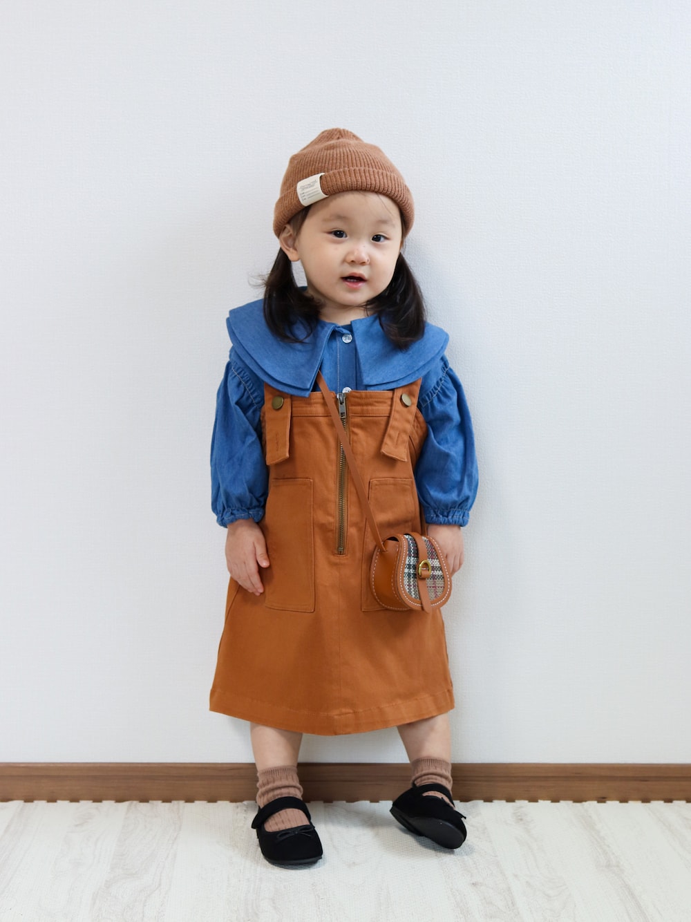 ブルー系のシャツ/ブラウス、イエロー系のジャンパースカート、ブラック系のその他シューズを着用したキッズの秋コーディネートの1枚目の写真