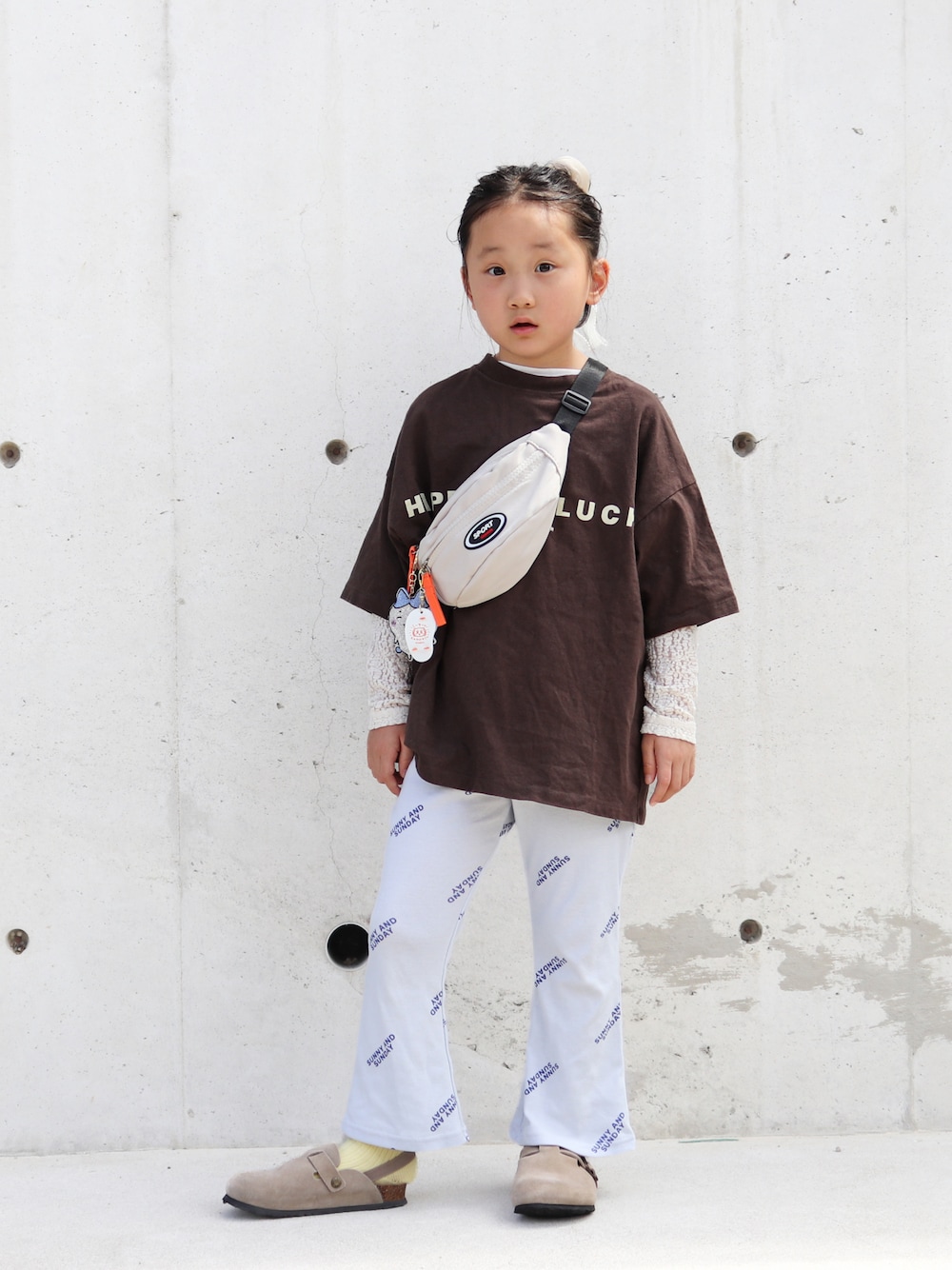 ホワイト系のTシャツ/カットソー、ホワイト系のボディバッグ/ウエストポーチ、ブラウン系のTシャツ/カットソーを着用したキッズの夏コーディネートの1枚目の写真