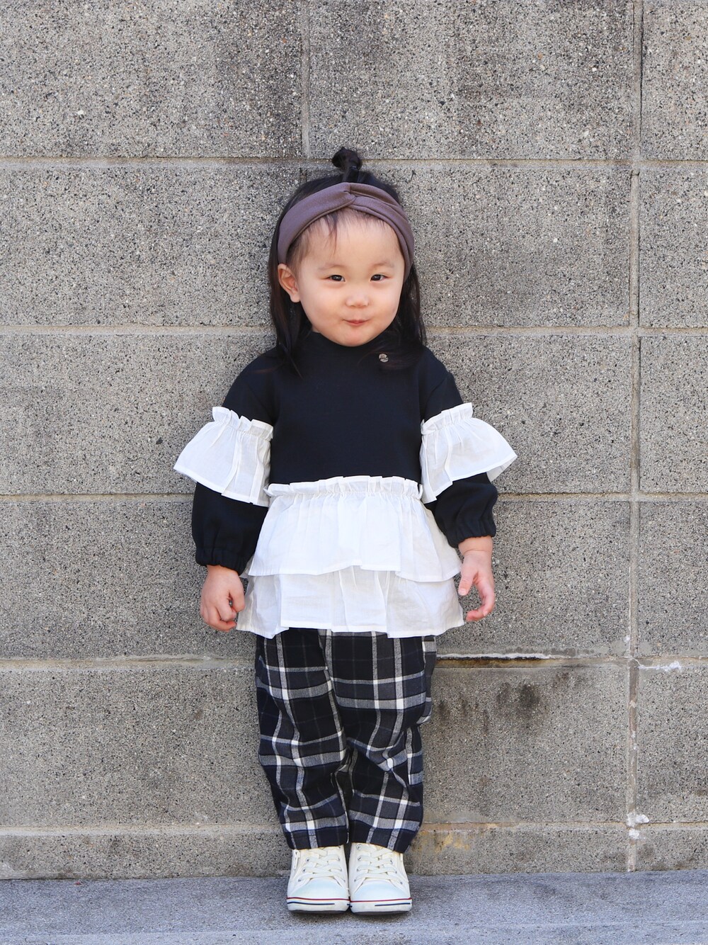 その他のスウェット、ブラック系のその他パンツ、ホワイト系のスニーカーを着用したキッズの秋コーディネートの1枚目の写真