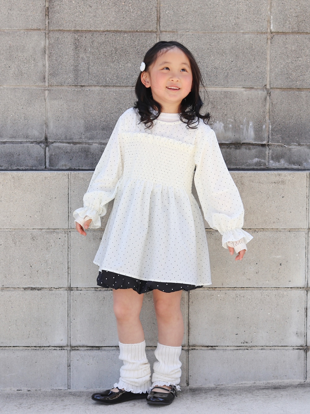 ホワイト系のシャツ/ブラウス、ホワイト系のTシャツ/カットソー、ブラック系のスカートを着用したキッズの春コーディネートの1枚目の写真