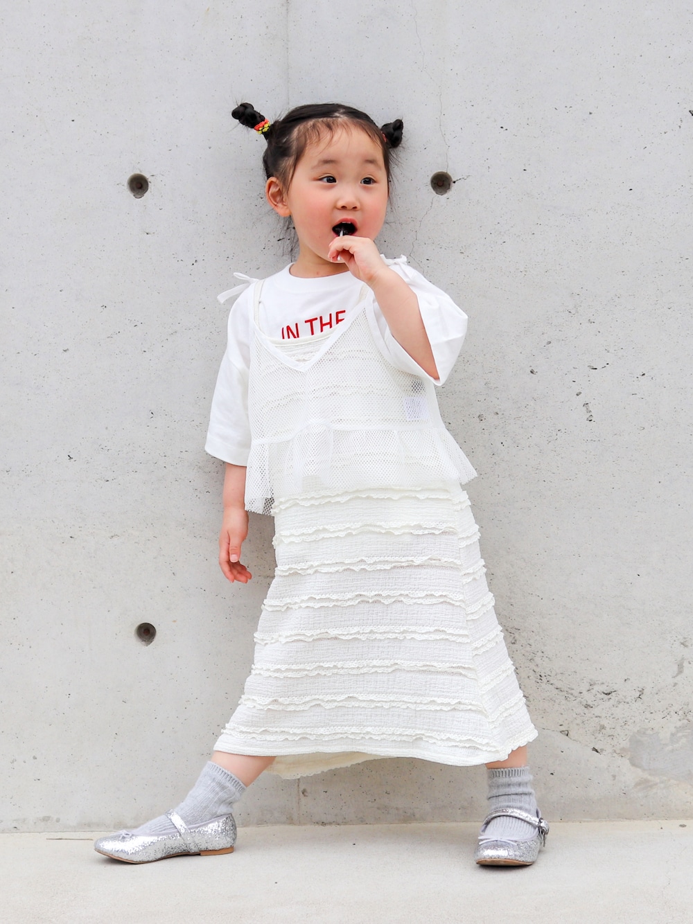 ホワイト系のTシャツ/カットソー、ホワイト系のワンピース、ホワイト系のキャミソールを着用したキッズの春コーディネートの1枚目の写真