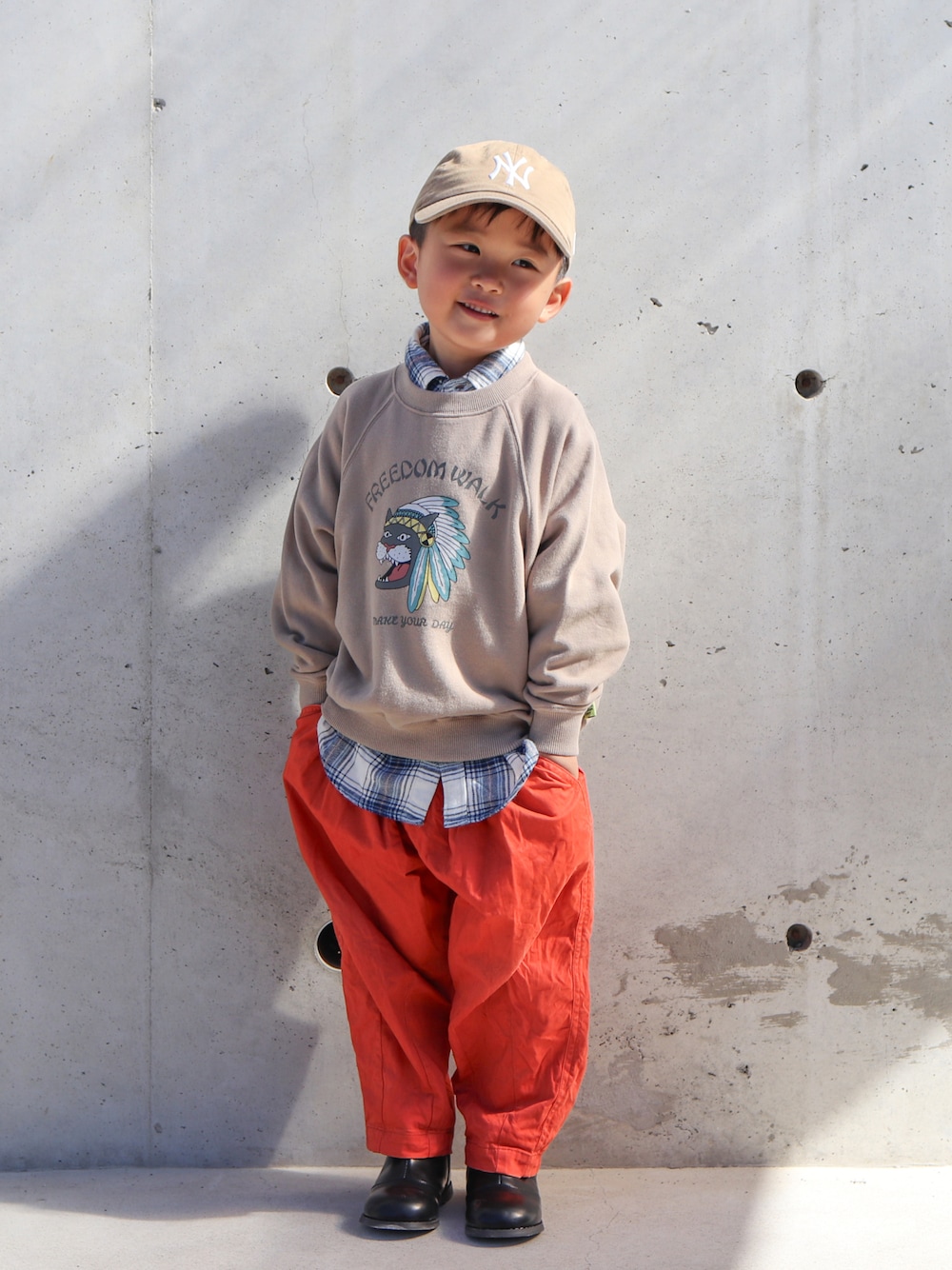 ブラウン系のスウェット、ブルー系のシャツ/ブラウス、オレンジ系のその他パンツを着用したキッズの秋コーディネートの1枚目の写真