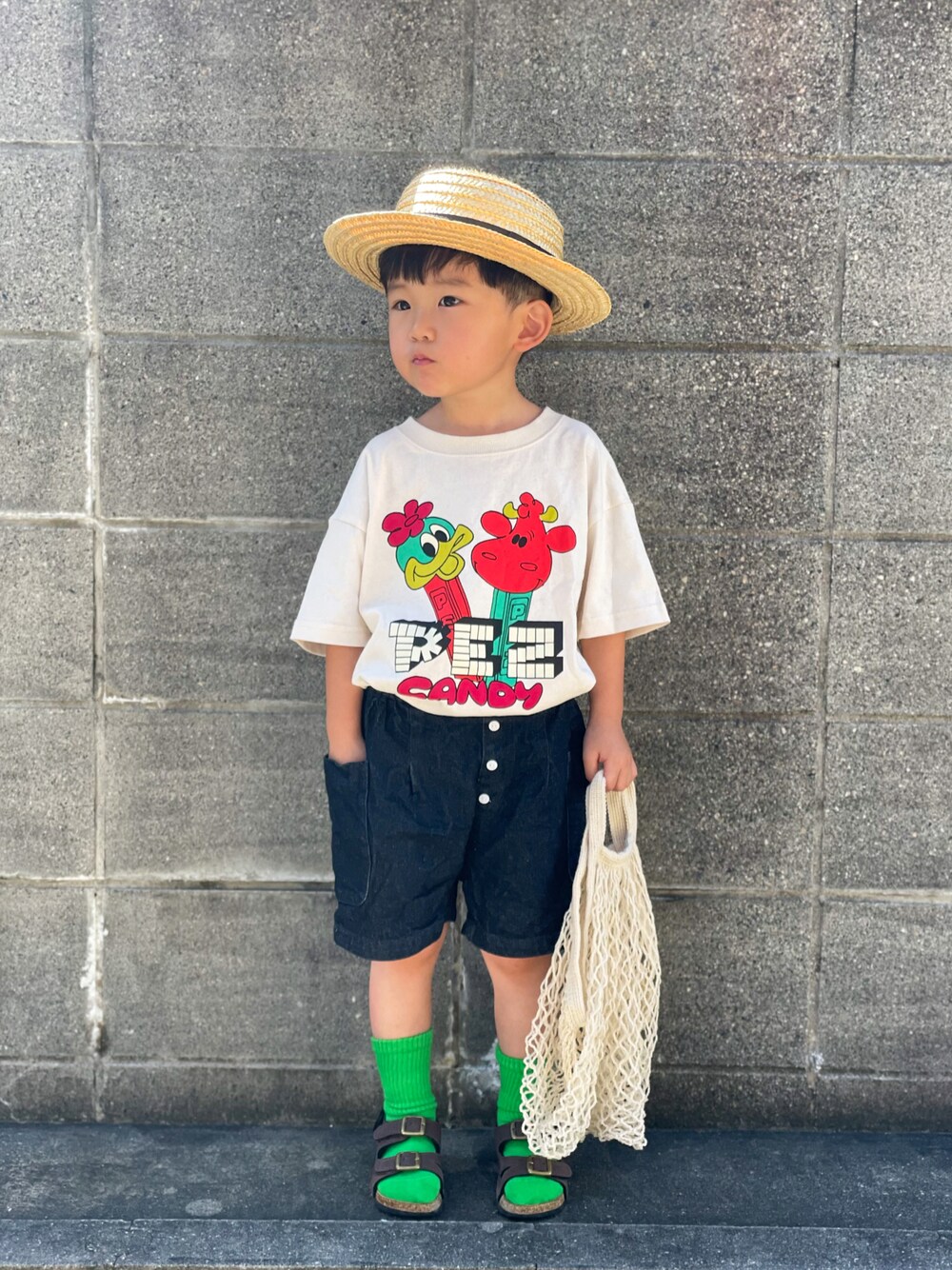 ホワイト系のTシャツ/カットソー、ブルー系のデニムパンツ、ブラウン系のサンダルを着用したキッズの夏コーディネートの1枚目の写真