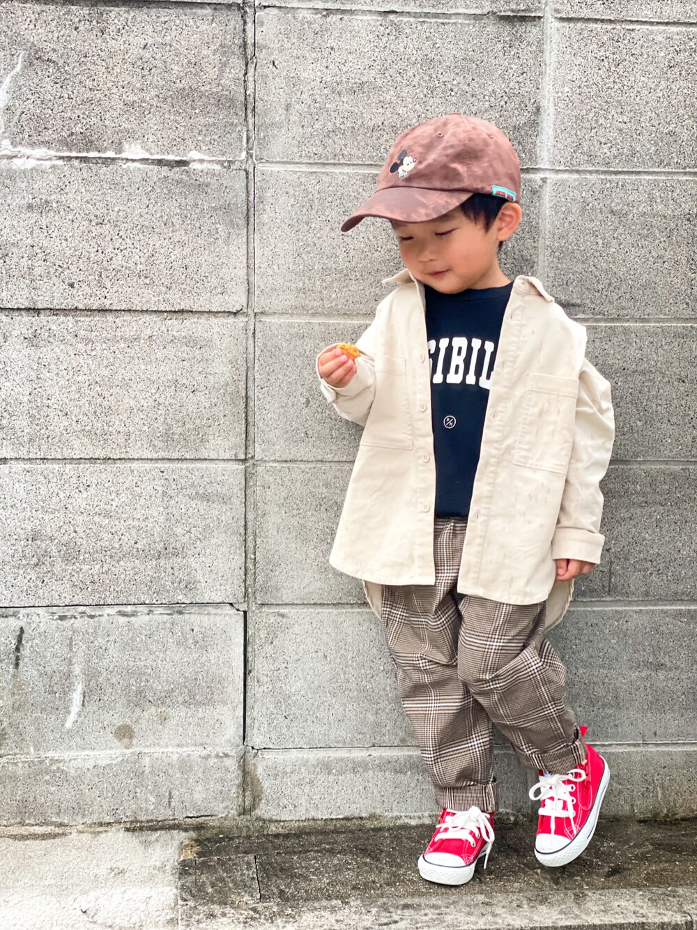 ホワイト系のシャツ/ブラウス、ブラック系のTシャツ/カットソー、ブラウン系のパンツを着用したキッズの秋コーディネートの1枚目の写真