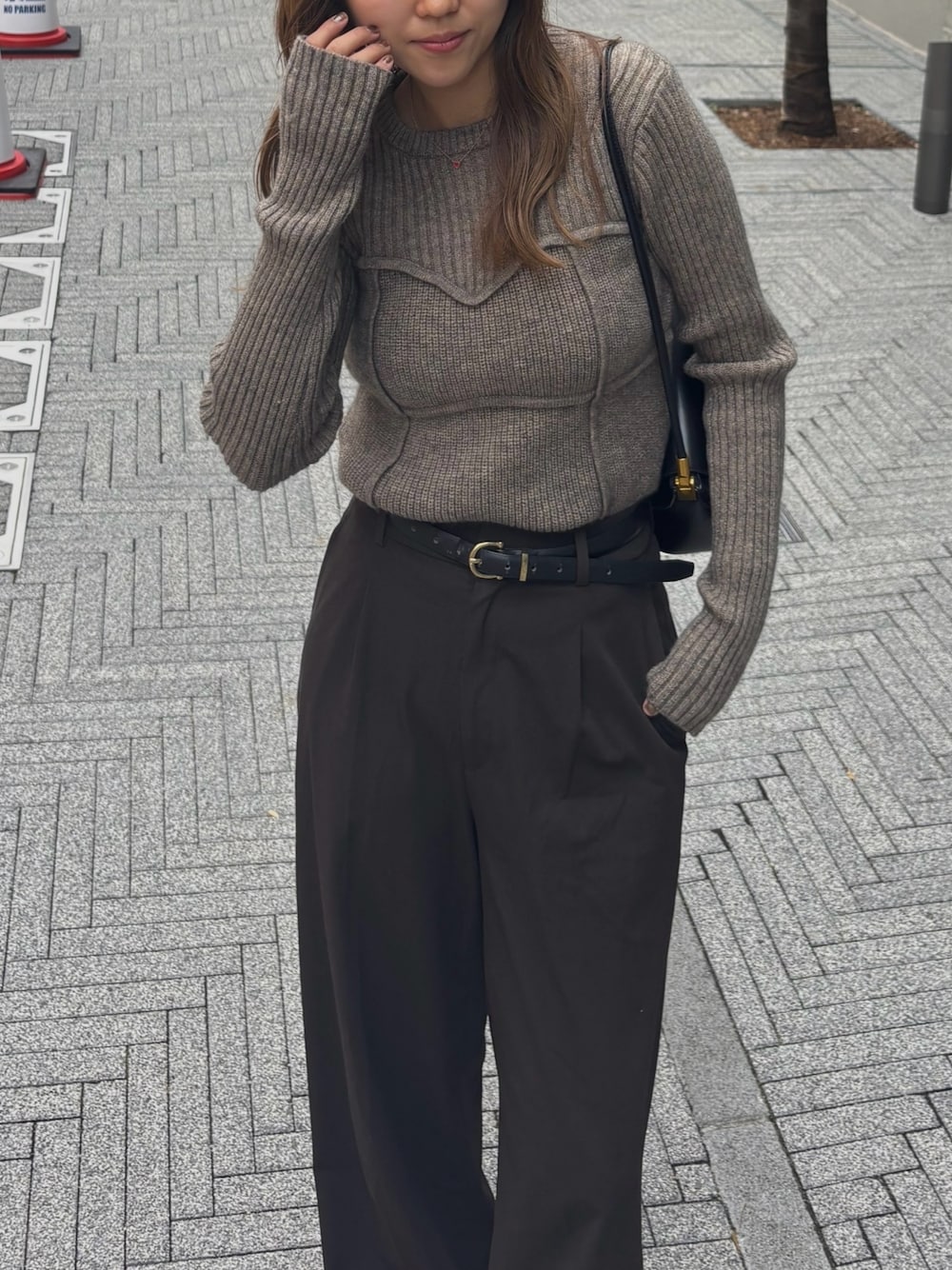 ブラウン系のニット/セーターを着用したレディースの秋コーディネートの1枚目の写真