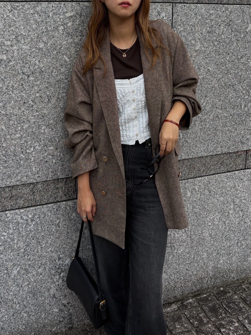 ブラウン系のテーラードジャケットを着用したレディースの秋コーディネートの1枚目の写真