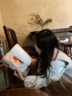 「カフェ」｜「アイテム（その他アウター）」を使った、かおりさん（レディース・150cm）の秋コーディネート