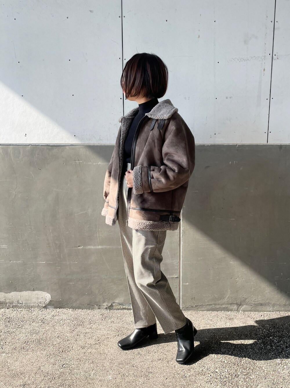 「ゆったりコーデ、きれいめカジュアル、大人コーデ、タートルネック、ボアジャケット、ブーツ、いいね、save、フォローお願いします🤑、相互フォロー、チェック柄に恋してる、ブラウンコーデ、ボブ、ジャケット、ハイネック」｜「prose verseのスウェード×ボアB-3ジャケット（ムートンコート、ブラウン系）」を使った、minaさん（レディース・159cm）の秋コーディネートの1枚目の写真