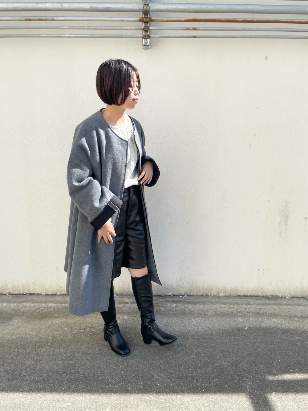 「秋服、シンプル、カジュアルコーデ、ニット/セーター、ロングブーツ、アウター、コート、レザーパンツ、ボブ、いいね、save、フォローお願いします🤑、相互フォロー」｜「prose verseのスクエアトゥロングブーツ（ブーツ、ホワイト系）」を使った、minaさん（レディース・159cm）の秋コーディネートの1枚目の写真